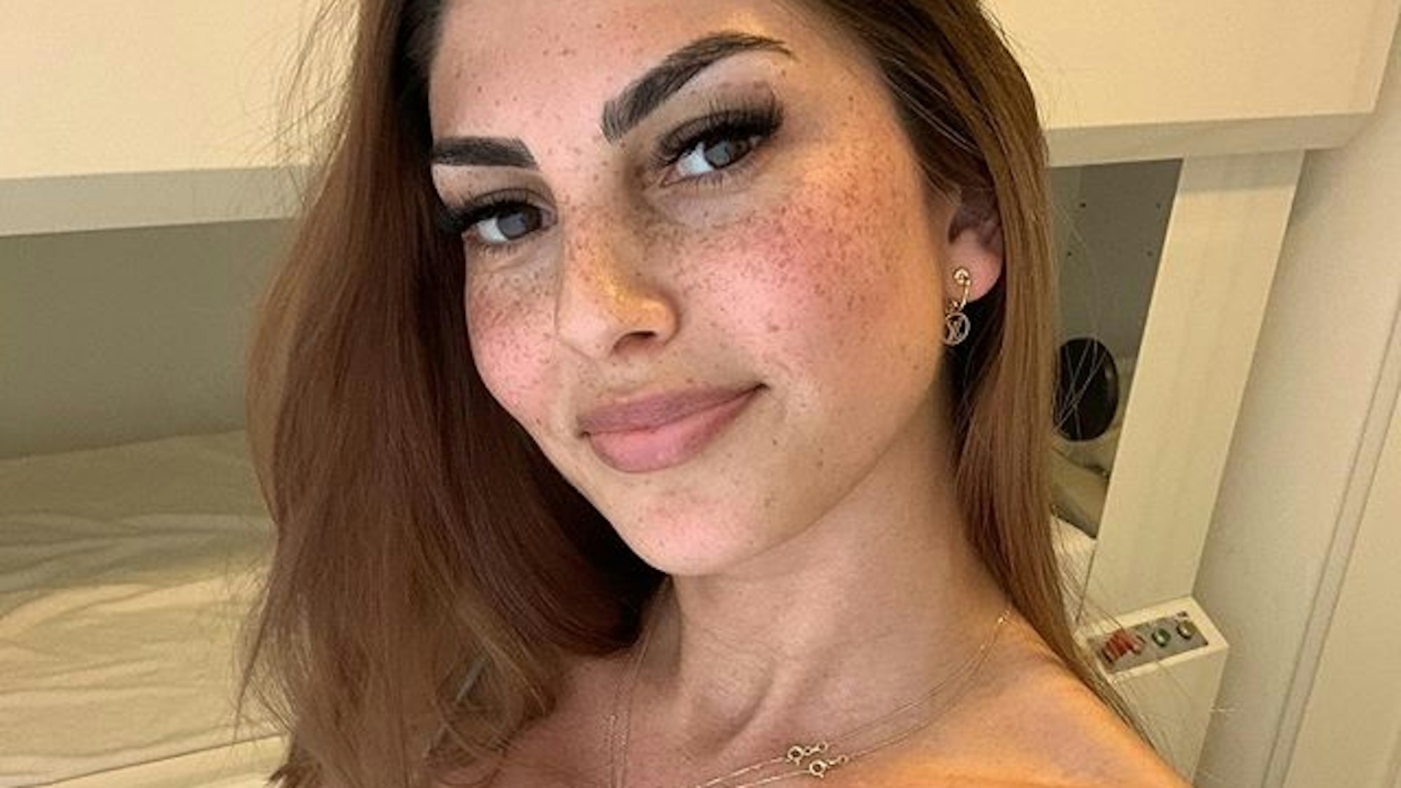 Yeliz Koc posiert für ein Selfie und schaut in die Kamera.