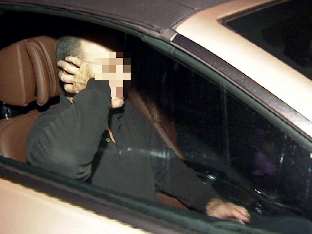 Thomas Drach sitzt in einem Auto.