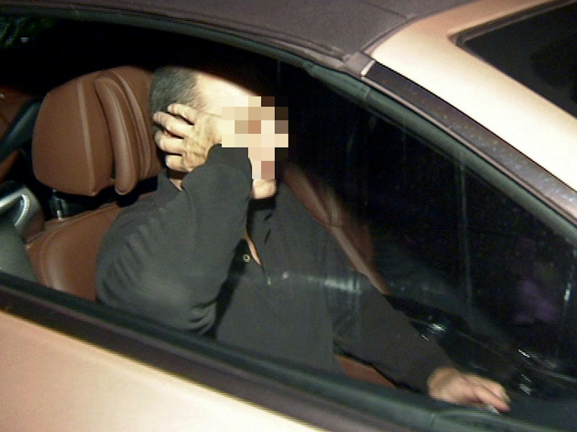 Thomas Drach sitzt in einem Auto.