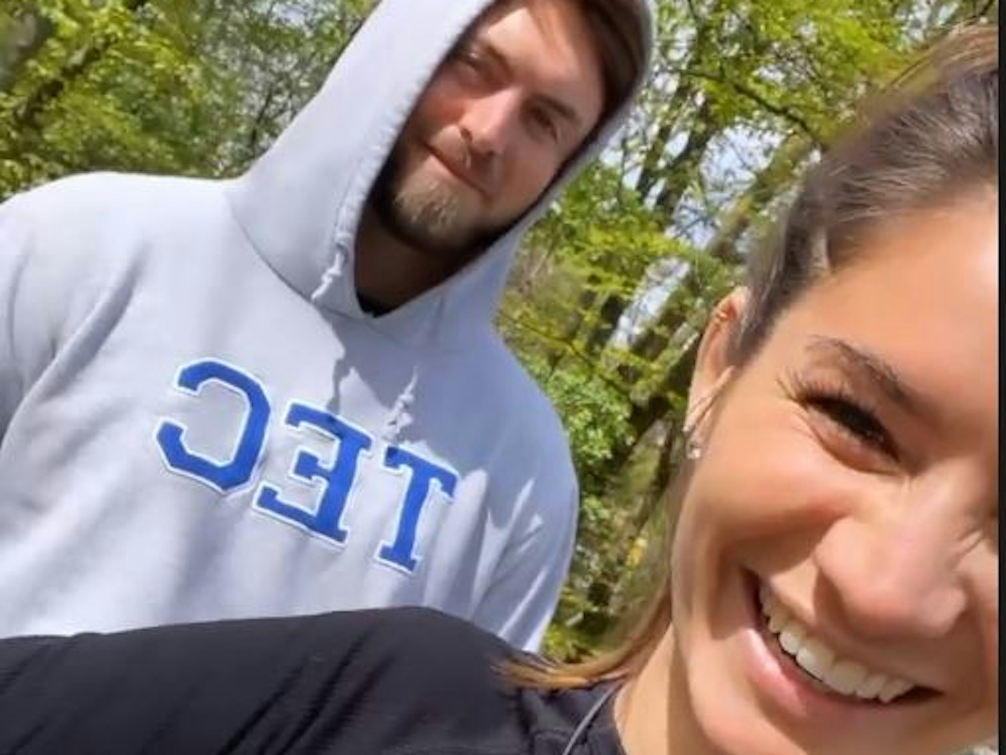 Niko Griesert und Michele beim Sport im Grünen