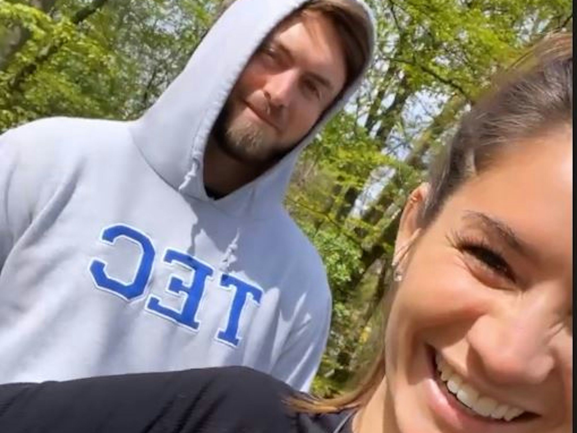 Niko Griesert und Michele beim Sport im Grünen