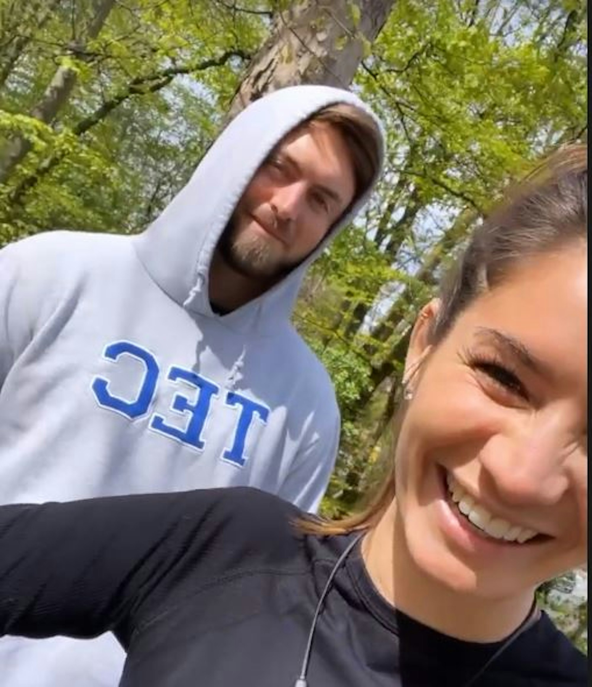 Niko Griesert und Michele beim Sport im Grünen