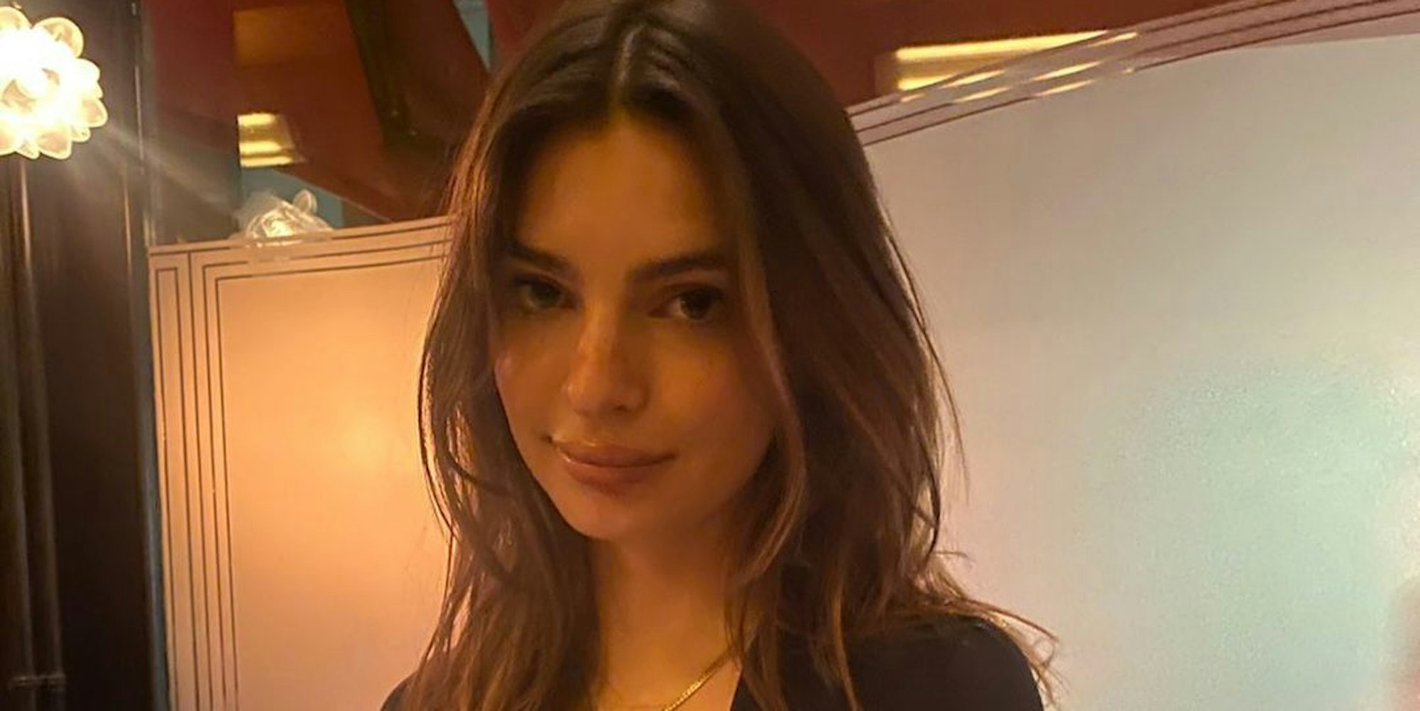 Emily Ratajkowski präsentiert XXL-Dekollete