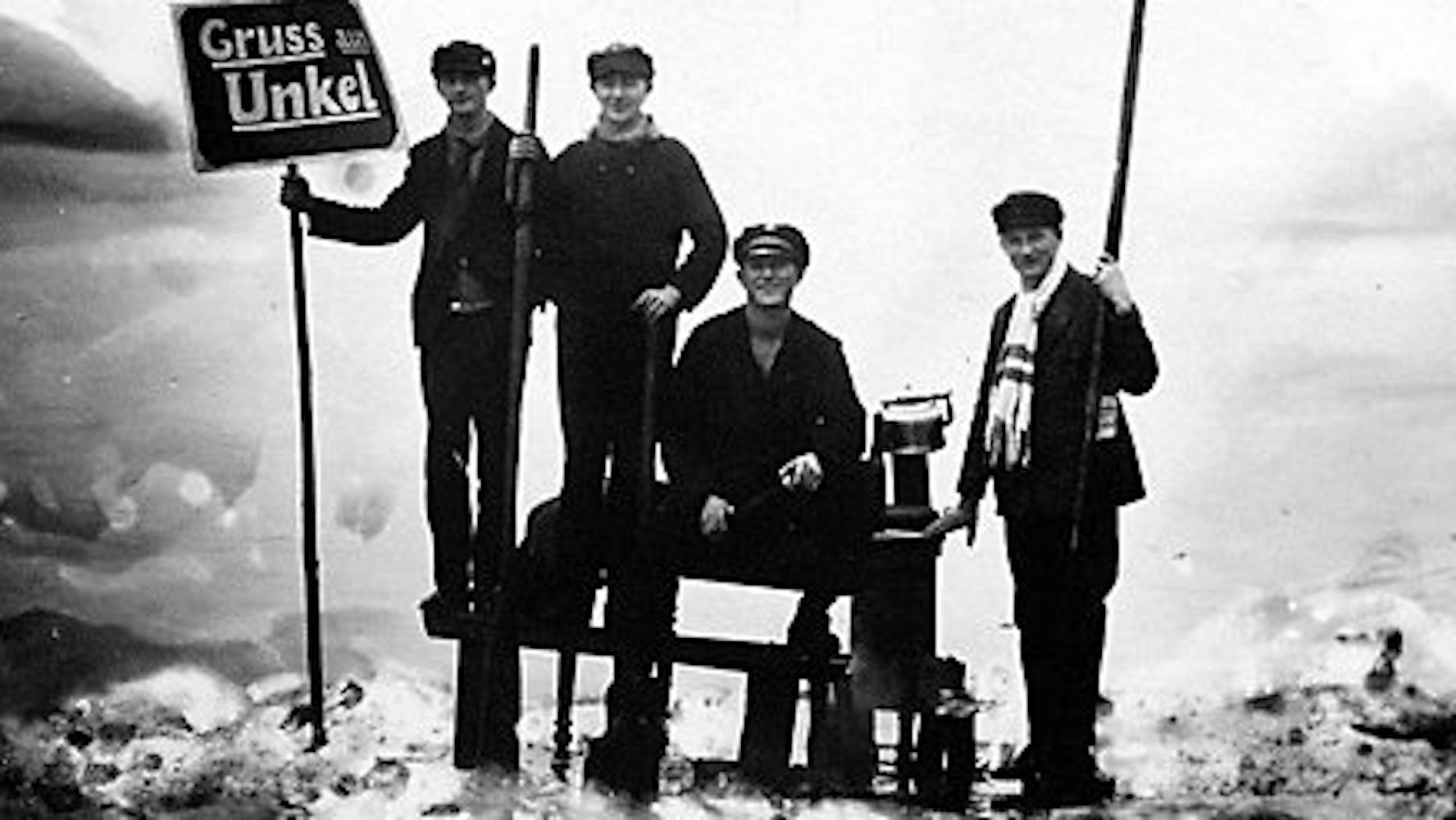 Das historische Foto zeigt die vier jungen Männer, die auf einer Eisscholle von Unkel nach Köln schipperten.