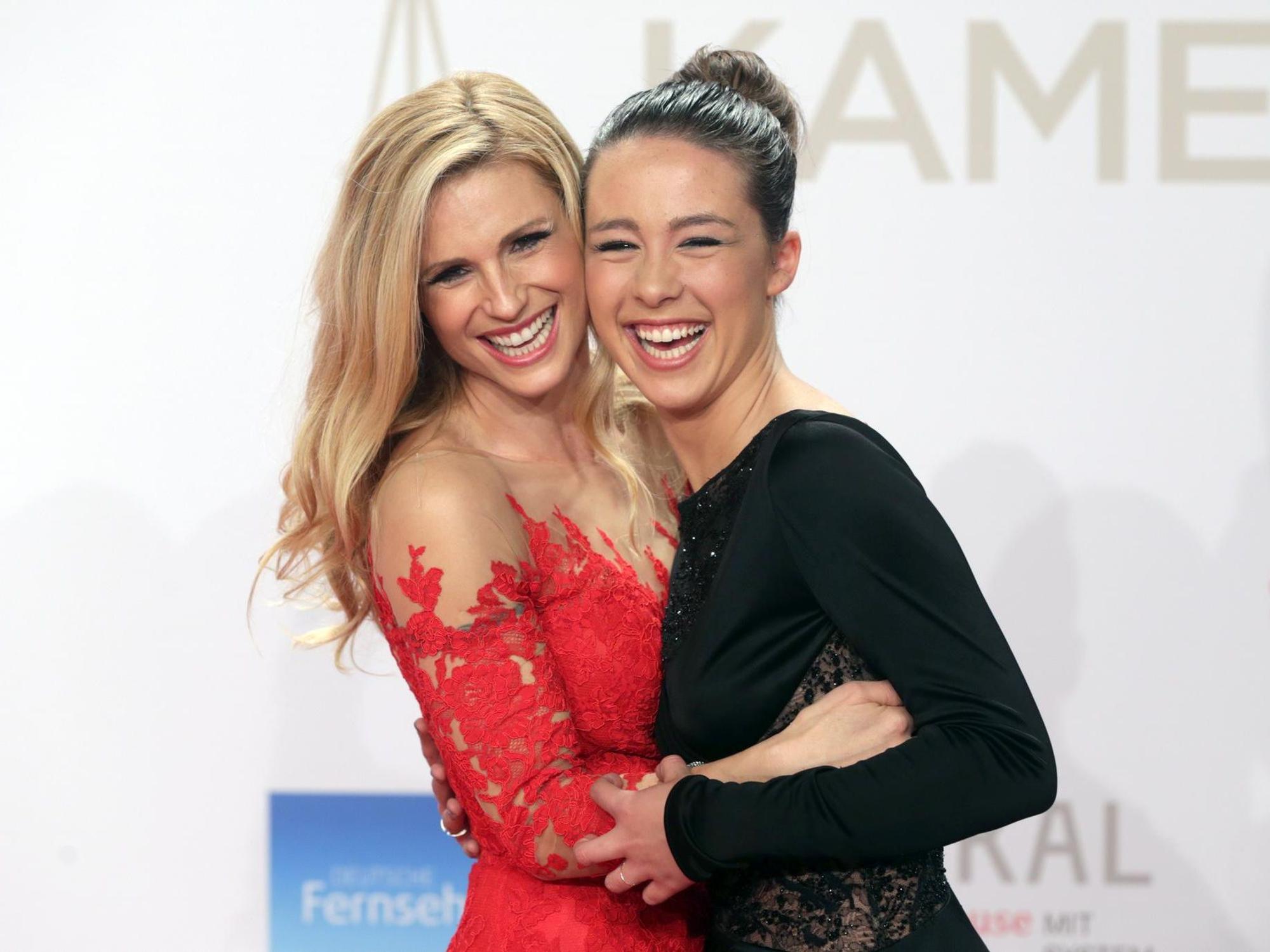 Michelle Hunziker und ihre Tochter Aurora Ramazotti lachen in die Kamera.