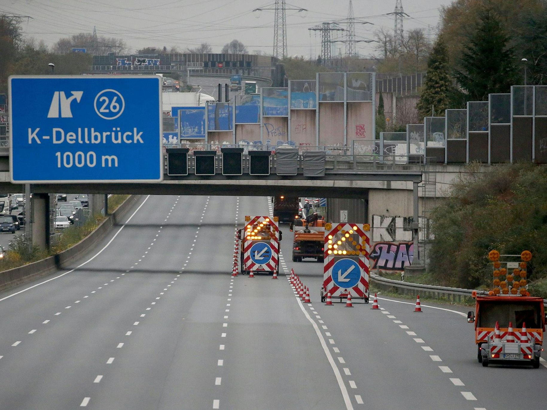 Absperrfahrzeuge nach dem tödlichen Unfall auf der A3 an der Anschlussstelle Köln-Dellbrück