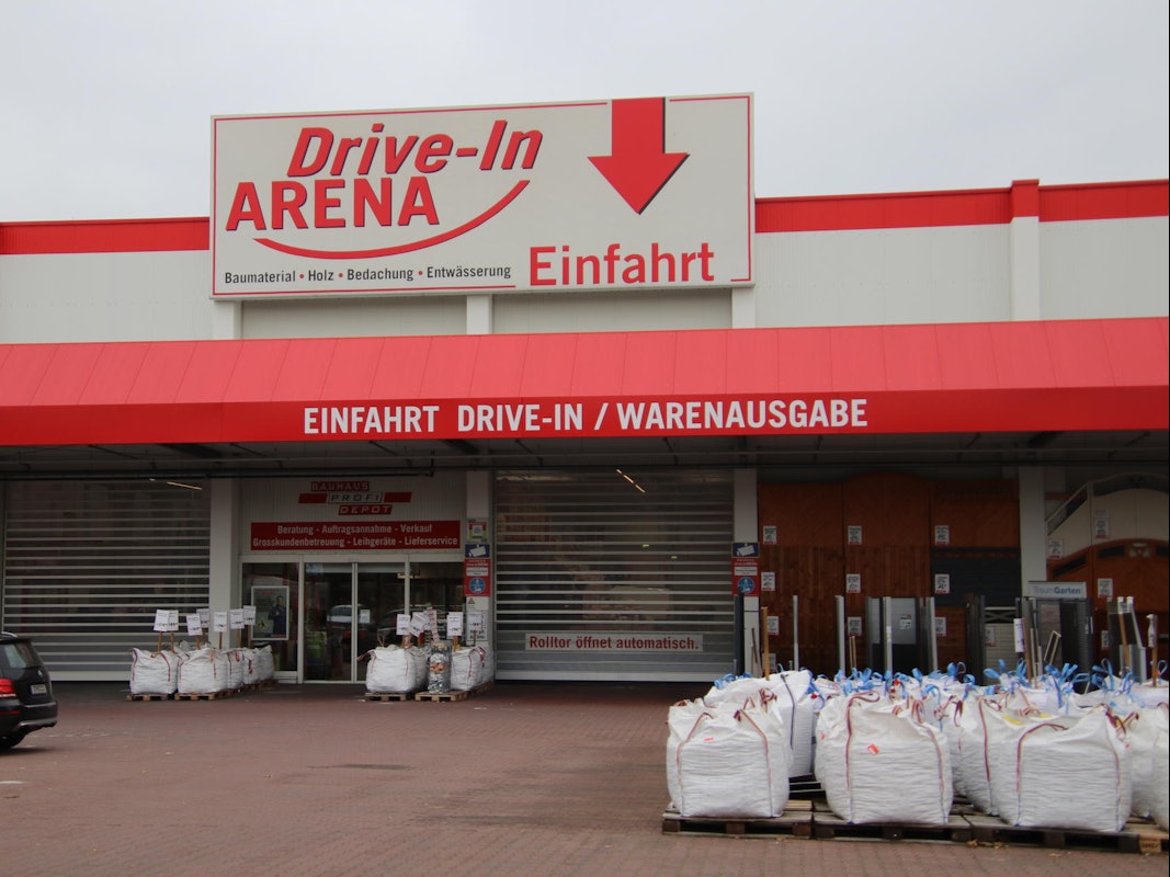 An der Drive-In-Arena des Bauhaus in Köln-Kalk stehen zahlreiche Behälter.