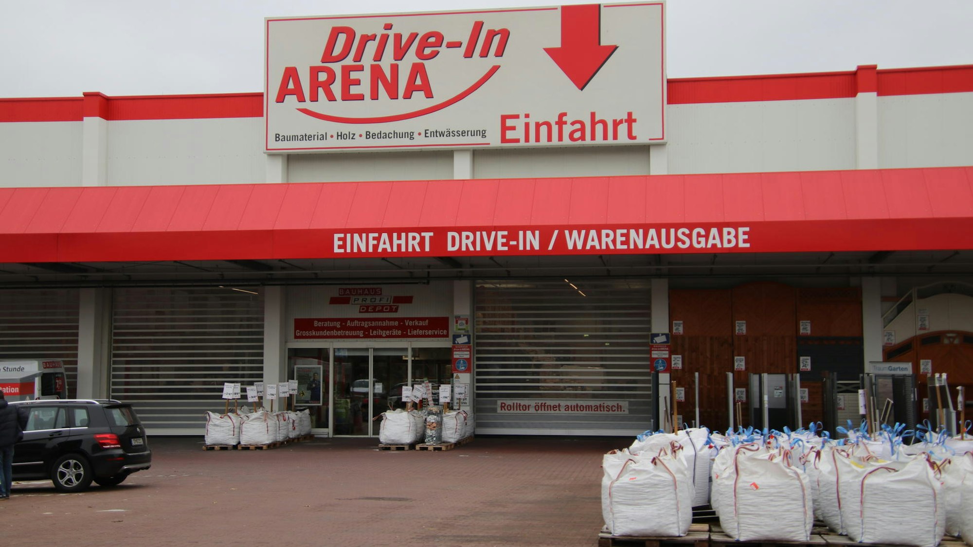 An der Drive-In-Arena des Bauhaus in Köln-Kalk stehen zahlreiche Behälter.