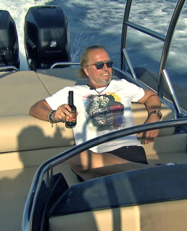 Robert Geiss gönnt sich ein Bier auf dem Boot.