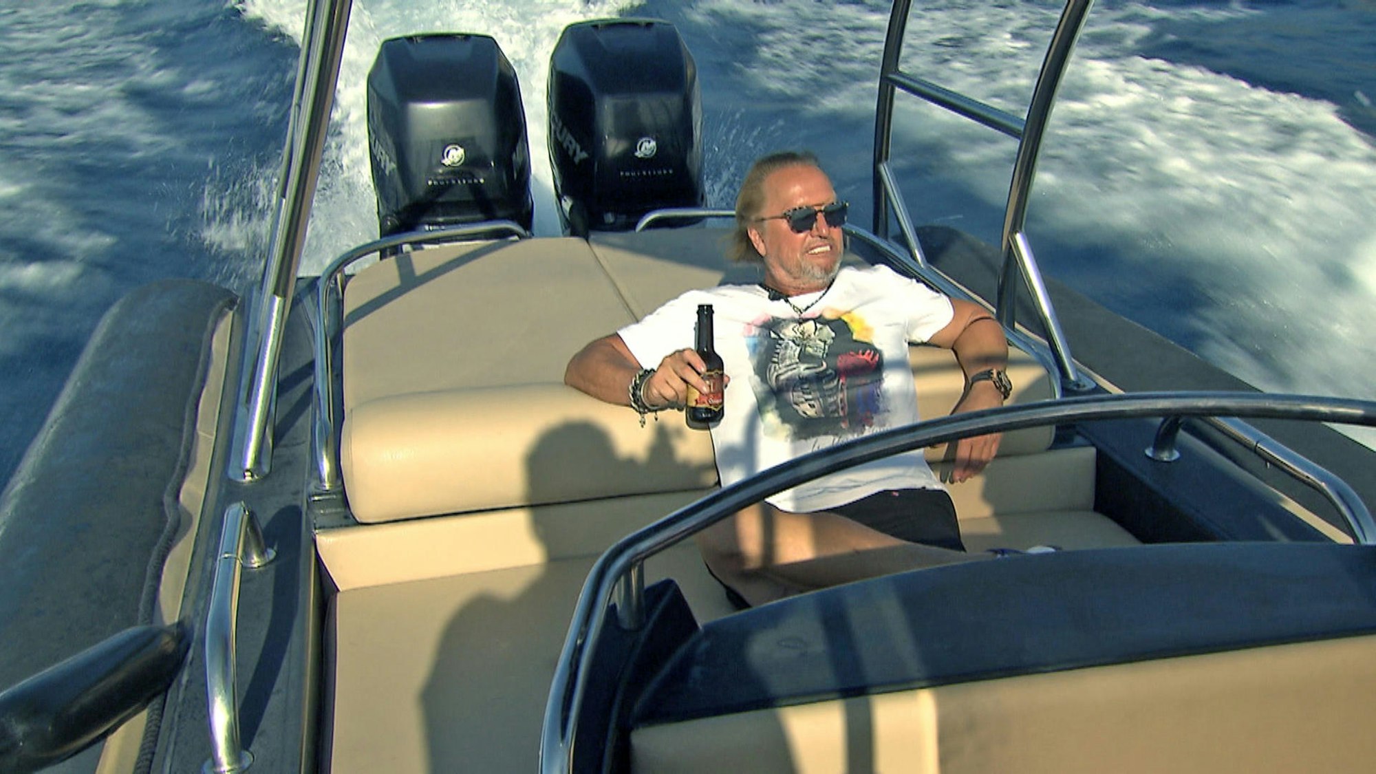 Robert Geiss gönnt sich ein Bier auf dem Boot.
