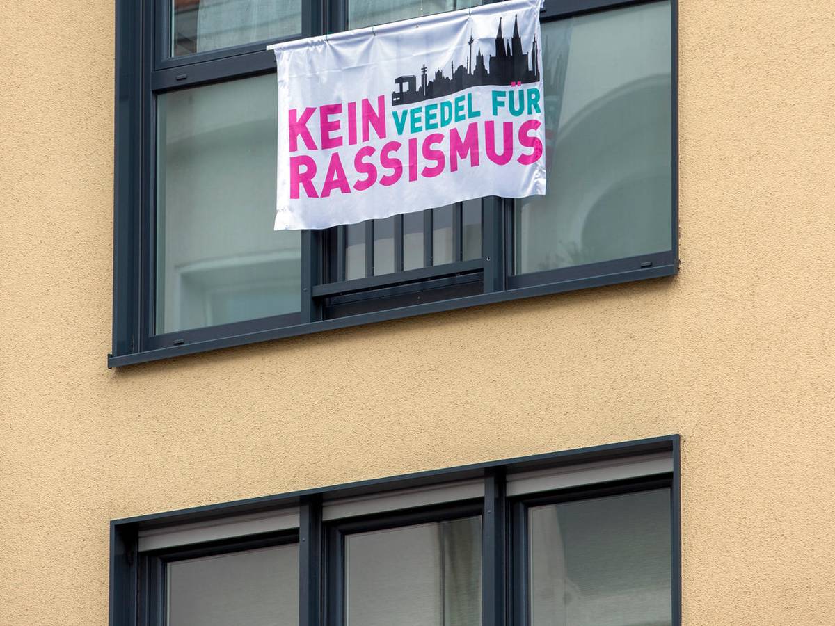 Eine Fahne hängt an einem Fenster.