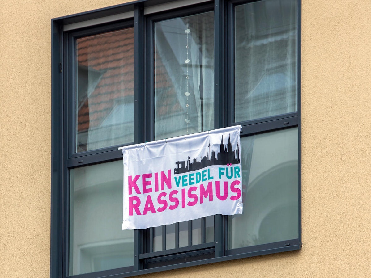 Eine Fahne hängt an einem Fenster.