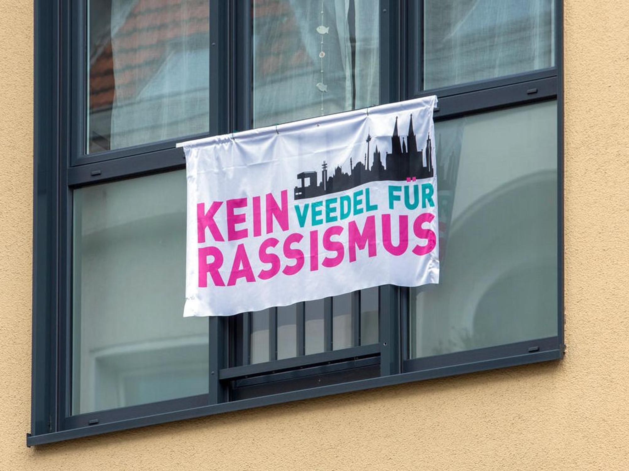 Eine Fahne hängt an einem Fenster.