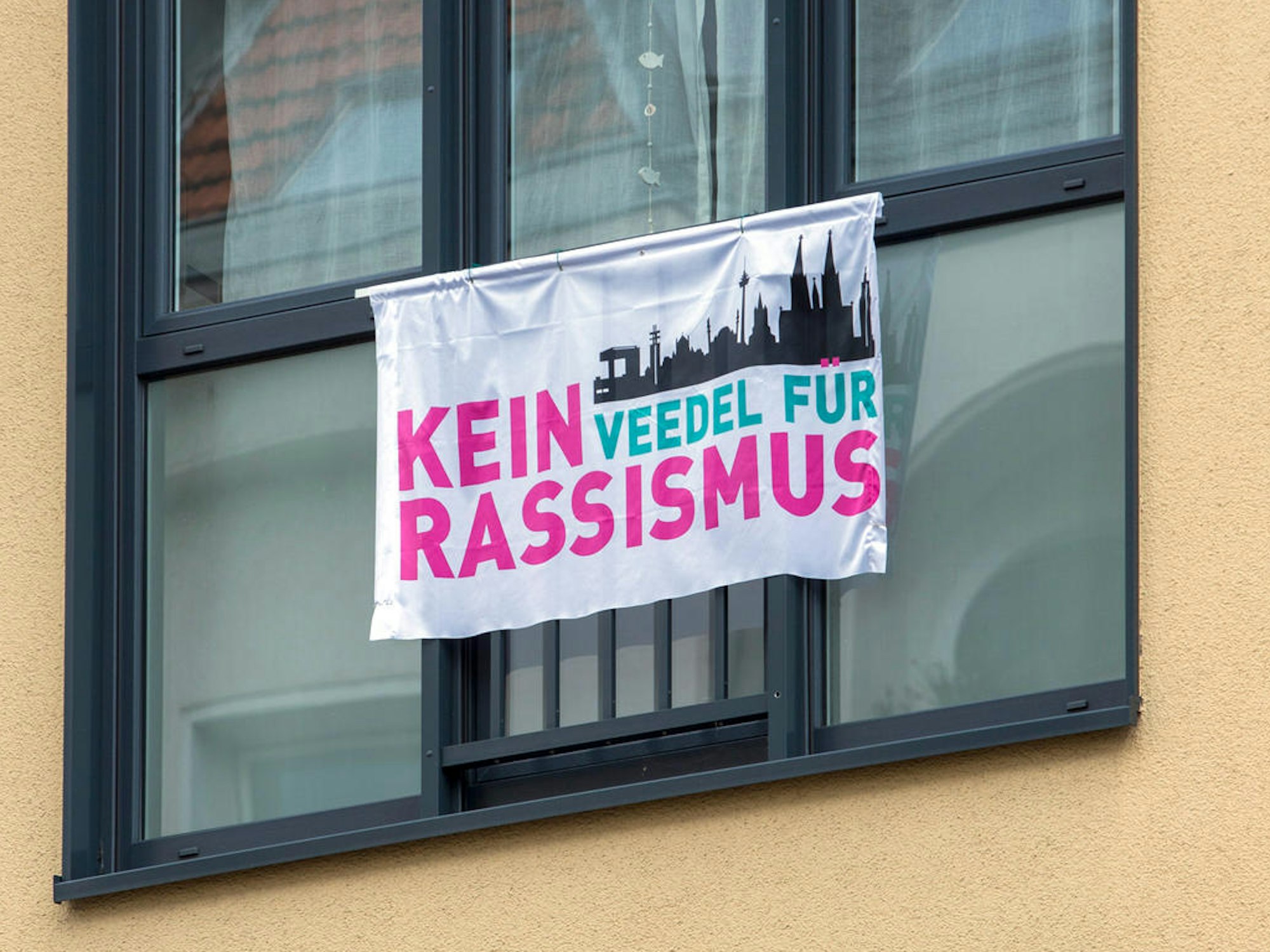 Eine Fahne hängt an einem Fenster.