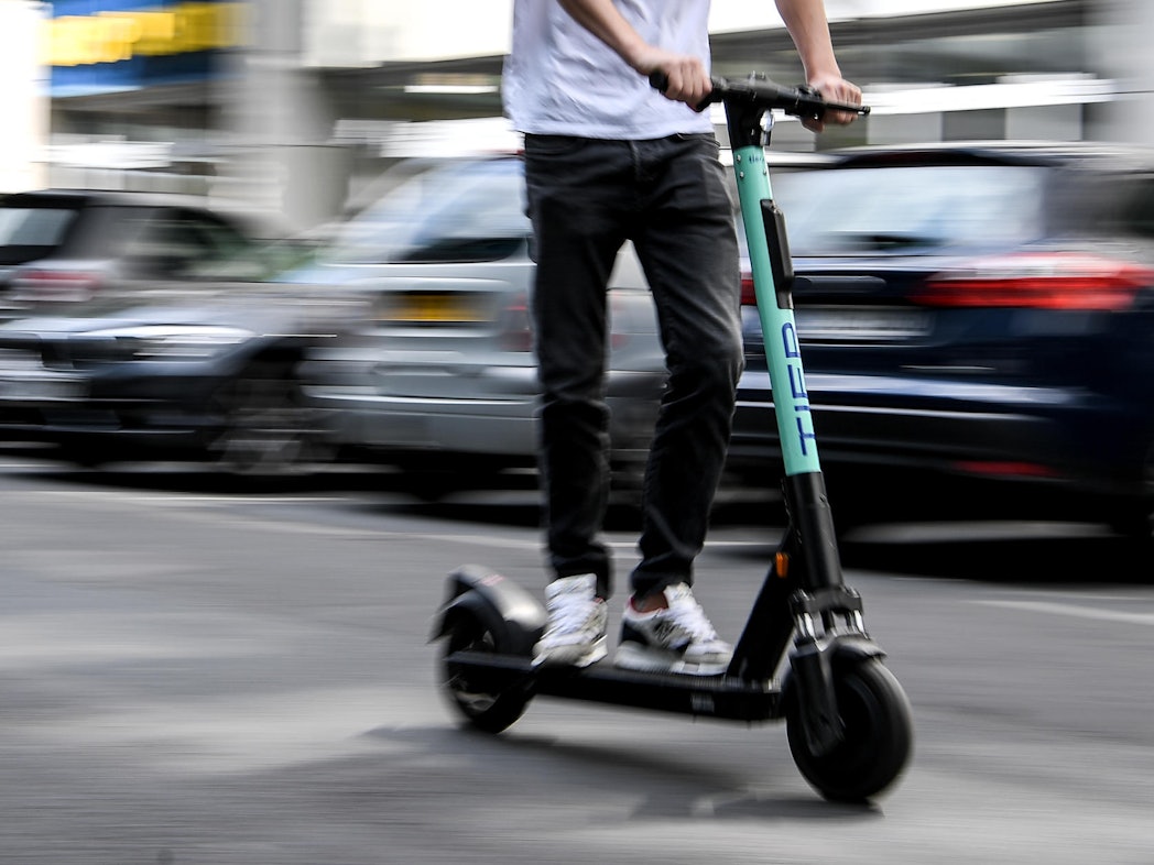 Ein E-Scooter-Fahrer fährt durch Köln.