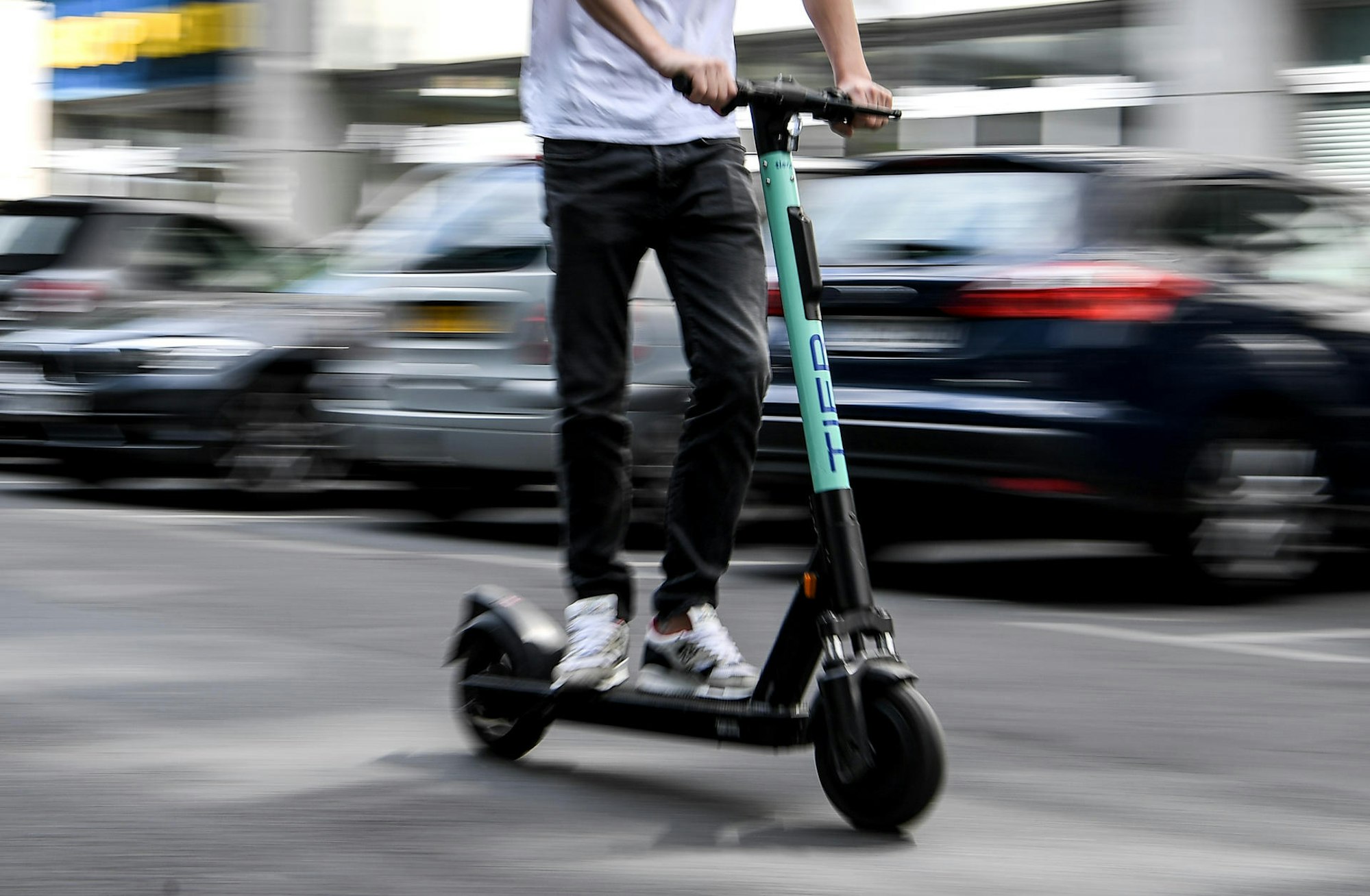 Ein E-Scooter-Fahrer fährt durch Köln.