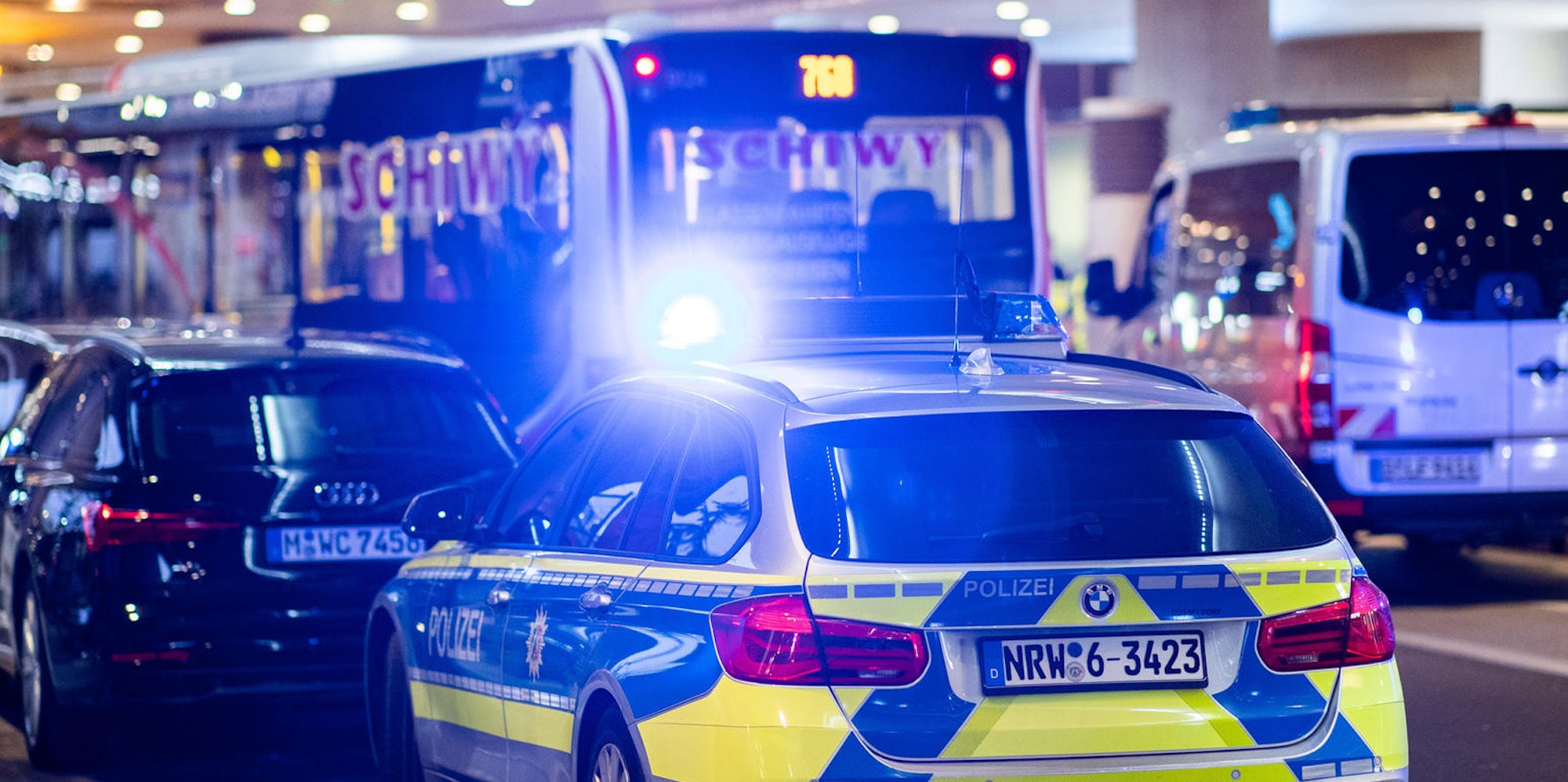 polizeiauto linienbus