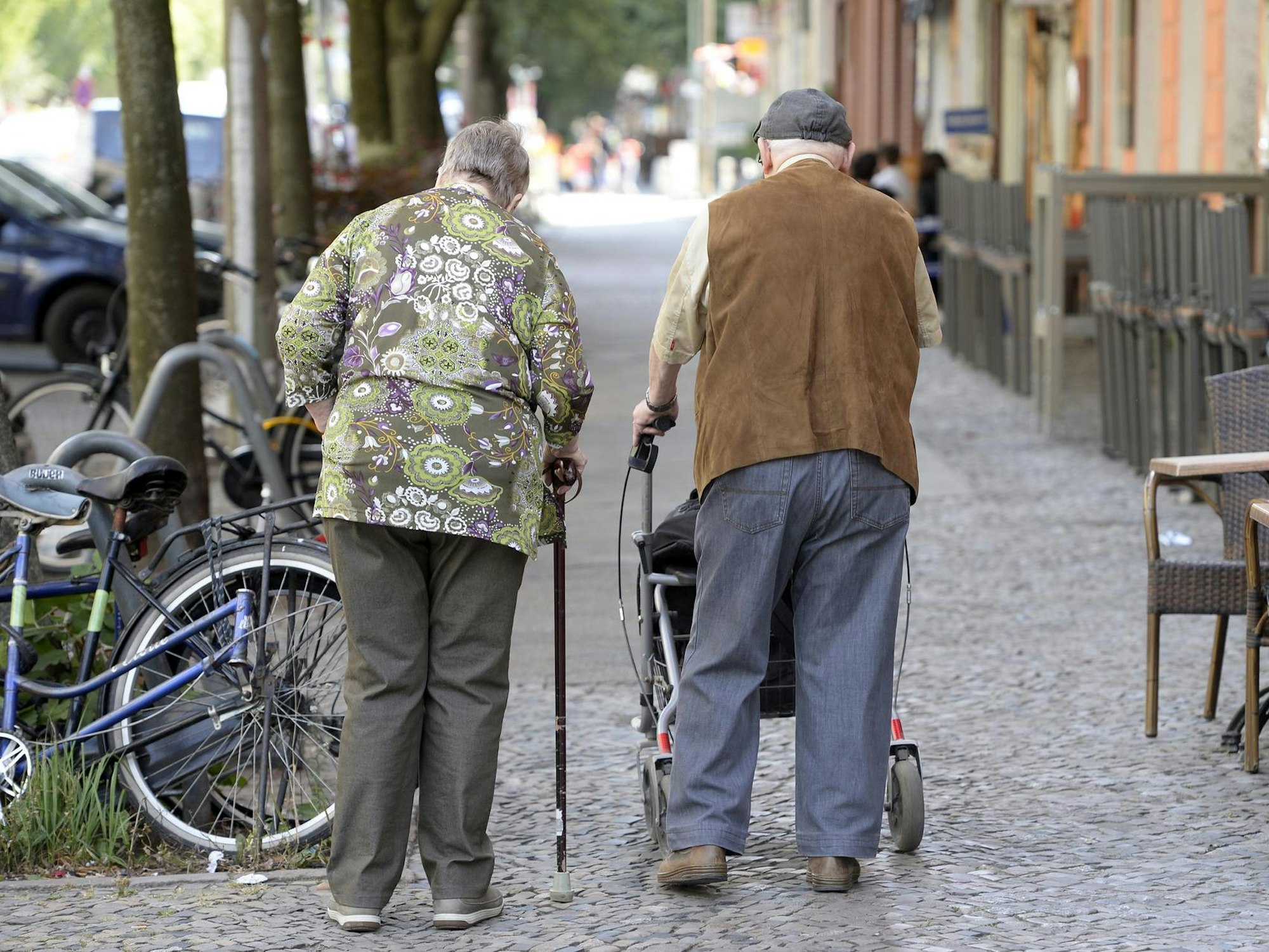 Ein Rentner-Paar auf dem Gehweg.