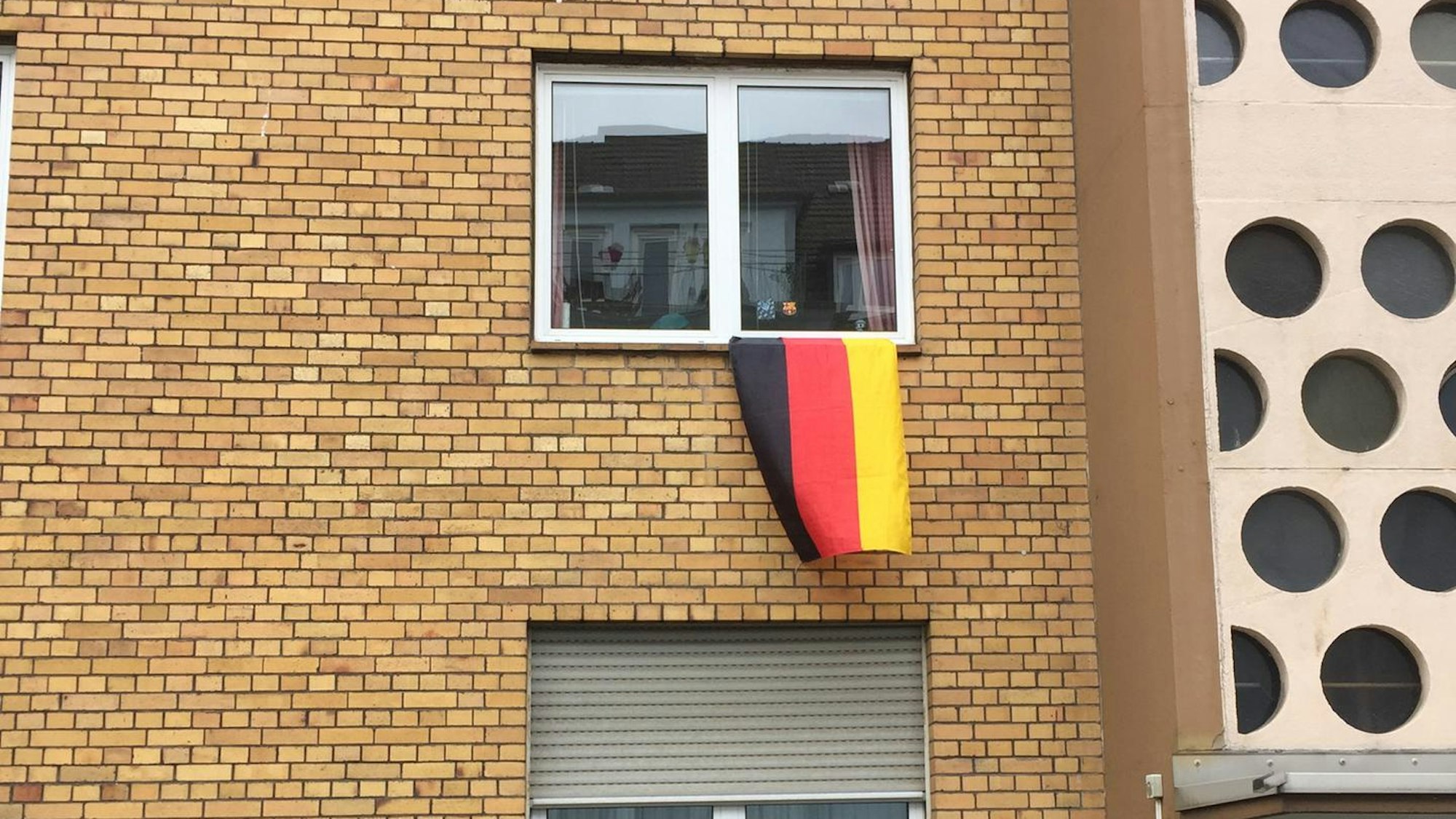 Schwarz links: So hängt die Deutschlandfahne RICHTIG.