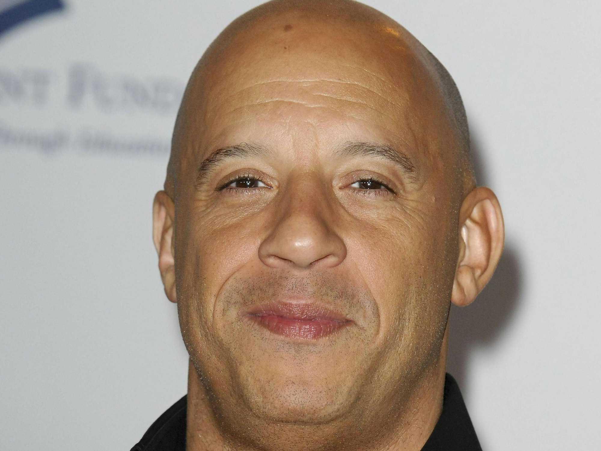 Vin Diesel lächelt in die Kamera.