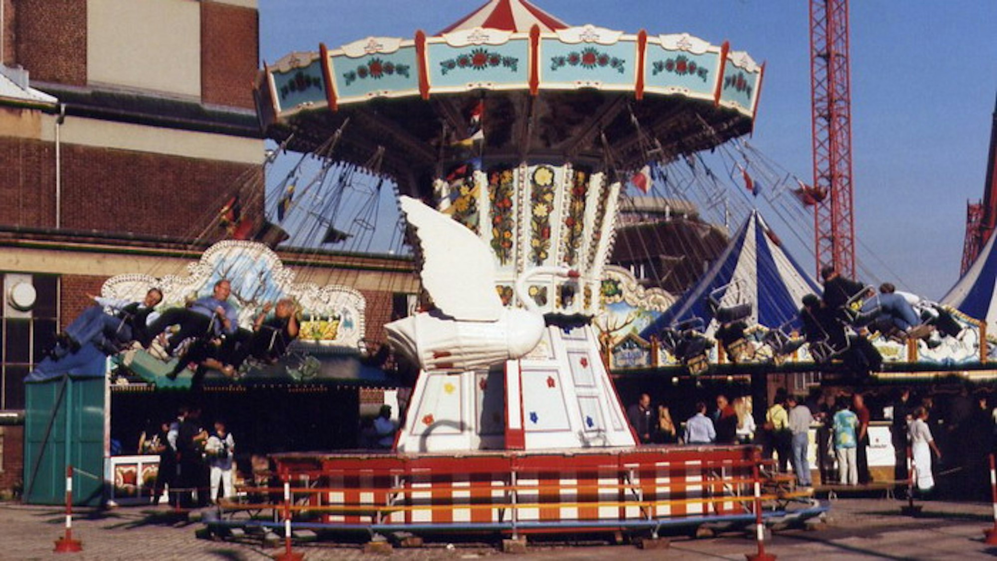 Blick auf das Karussel Schwanenflieger, das früher in Köln zu Hause war.