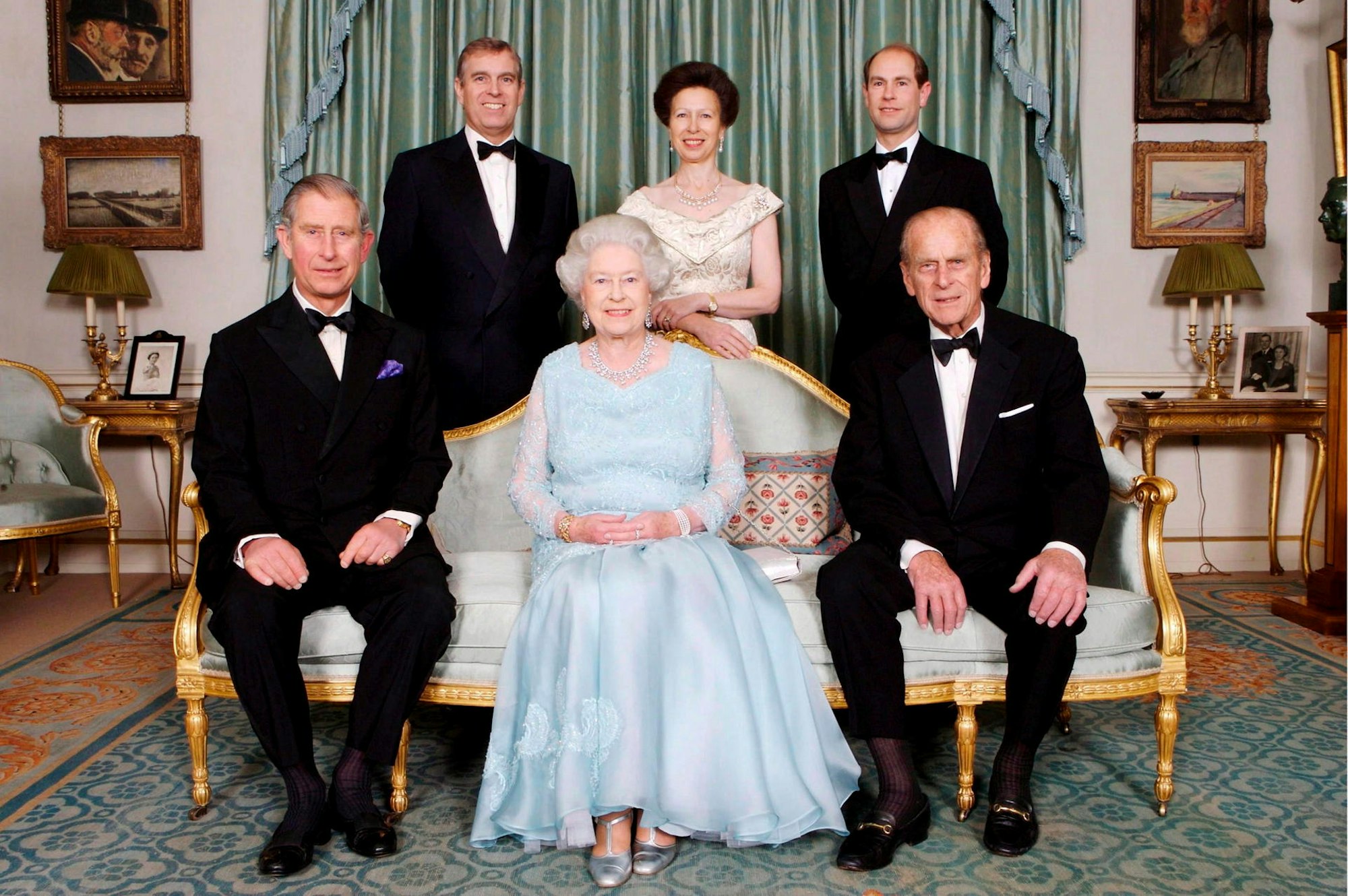 Die Royal Family mit Queen Elizabeth II., Prinz Philip, Charles, Anne, Edward und Andrew