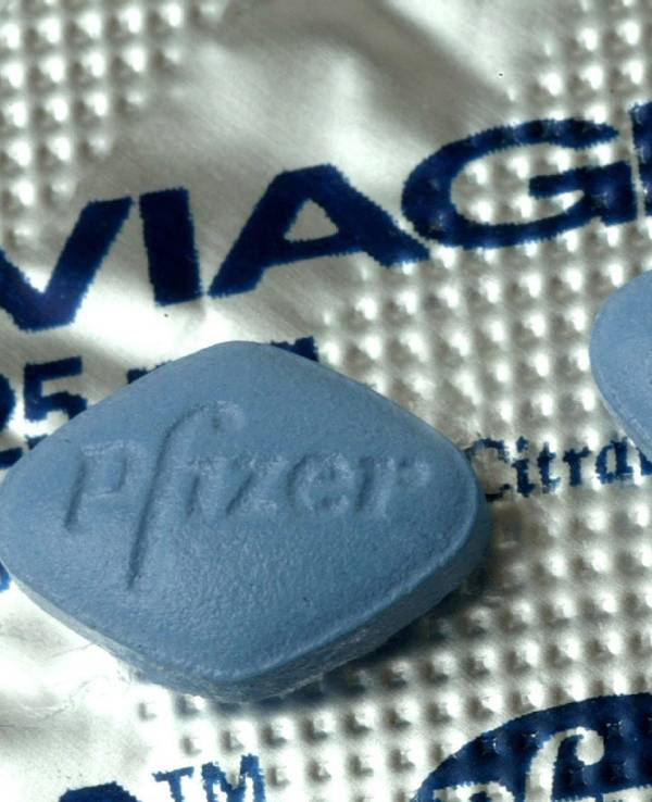 Das Foto zeigt zwei Viagra-Tabletten. Fällt bald die Rezeptpflicht für die Potenzpillen? Am 25. Januar 2022 wird darüber beraten.