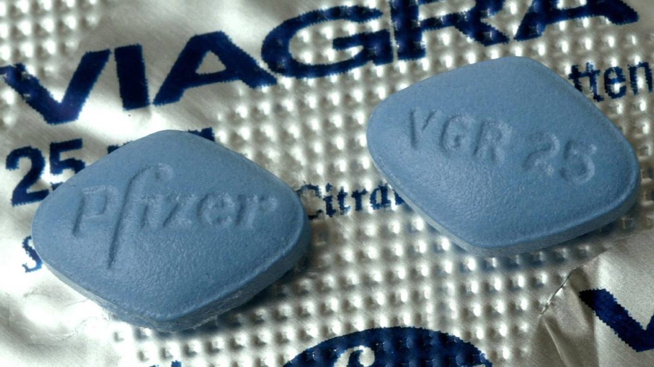 Das Foto zeigt zwei Viagra-Tabletten. Fällt bald die Rezeptpflicht für die Potenzpillen? Am 25. Januar 2022 wird darüber beraten.
