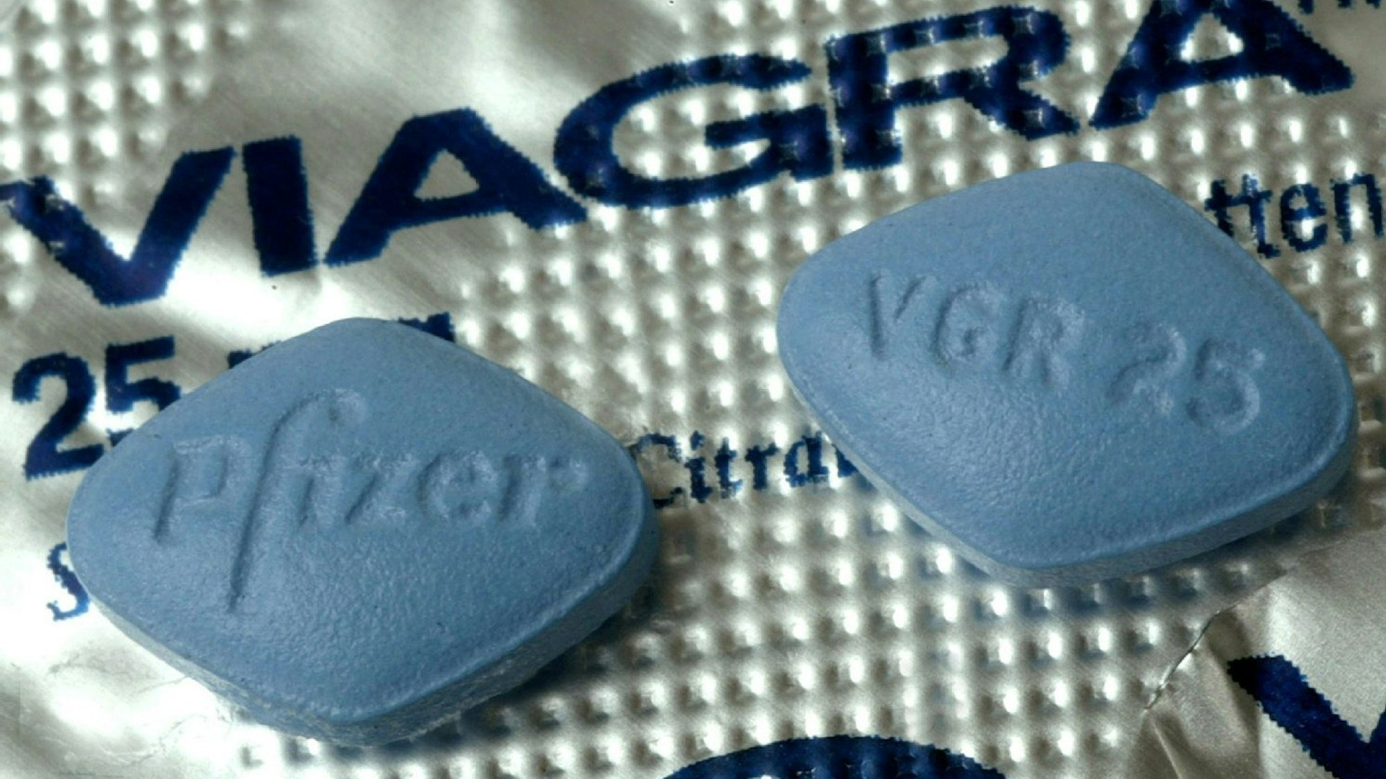 Das Foto zeigt zwei Viagra-Tabletten. Fällt bald die Rezeptpflicht für die Potenzpillen? Am 25. Januar 2022 wird darüber beraten.