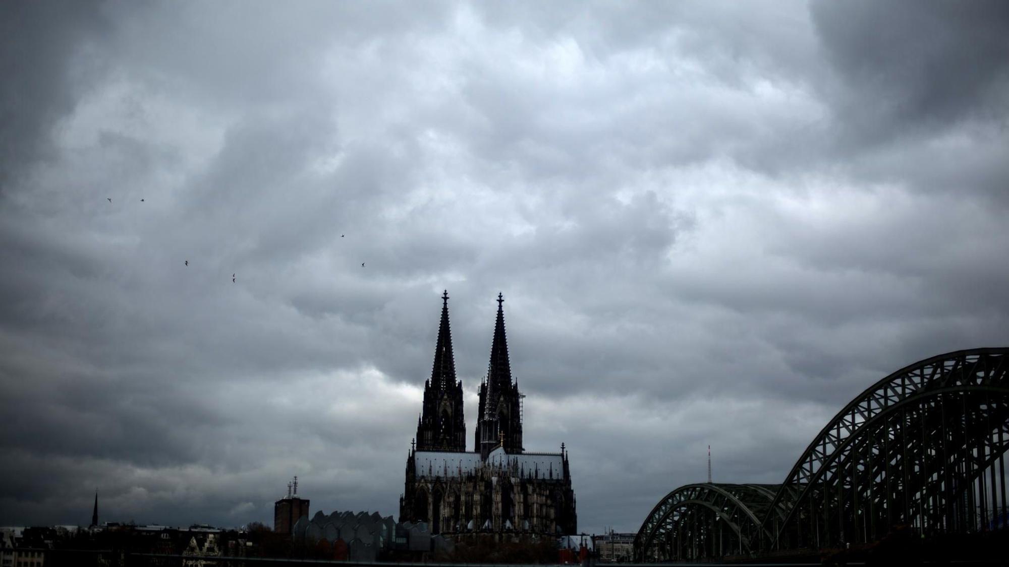 Dunkle Wolken über dem Kölner Dom.