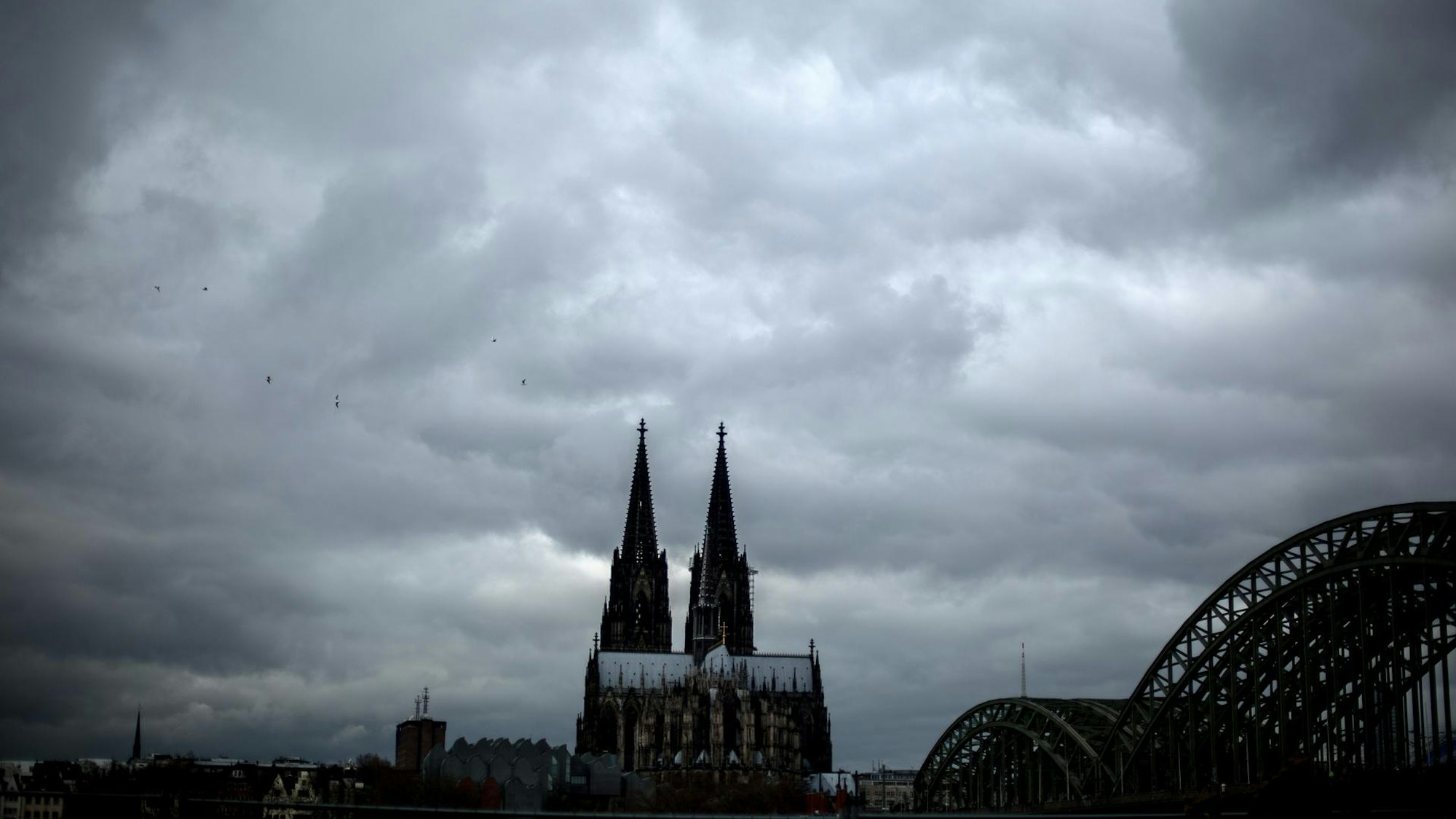 Dunkle Wolken über dem Kölner Dom.