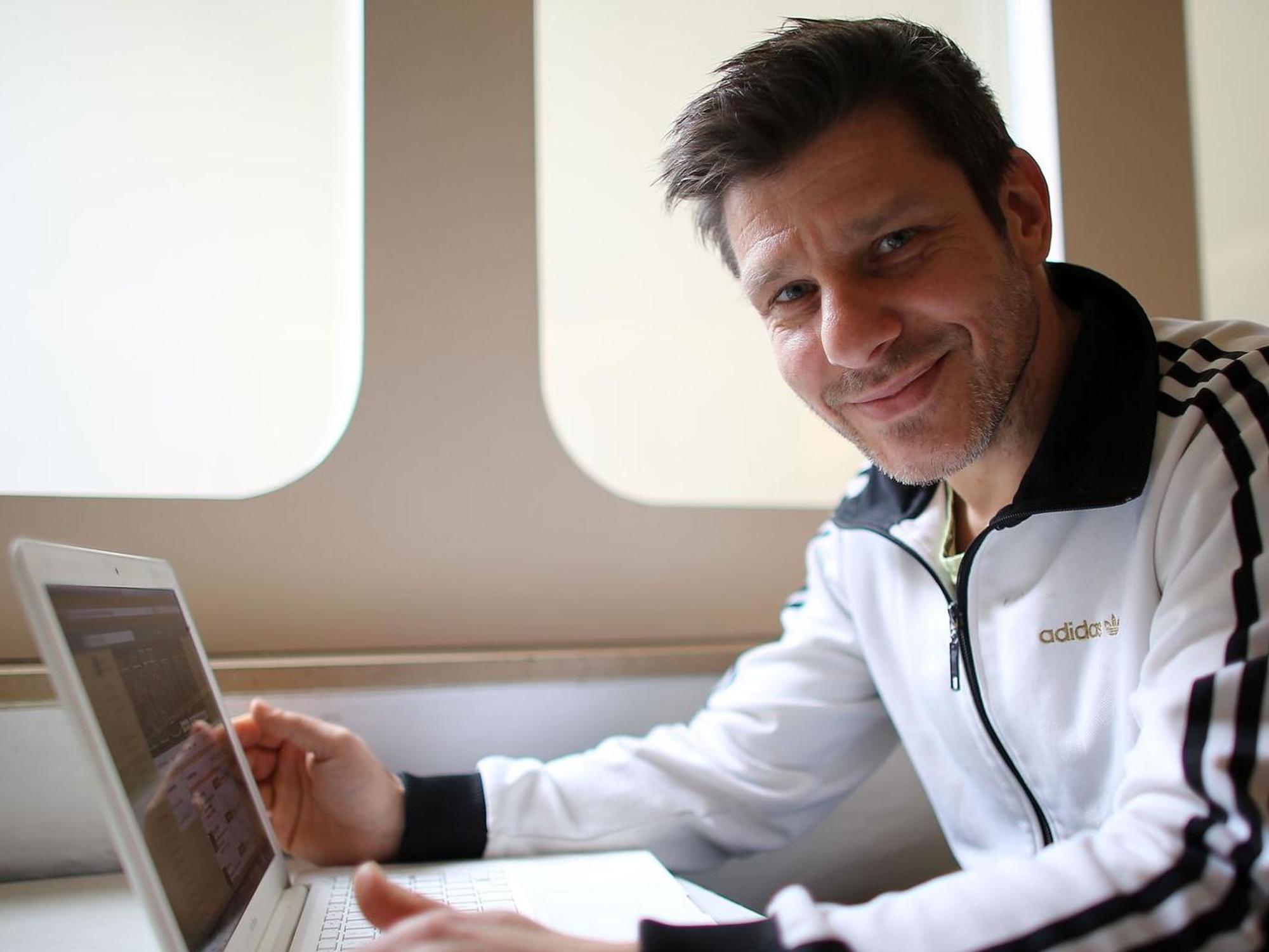 „Promi Big Brother“-Sprecher Philipp Daub sitzt vor einem Laptop.