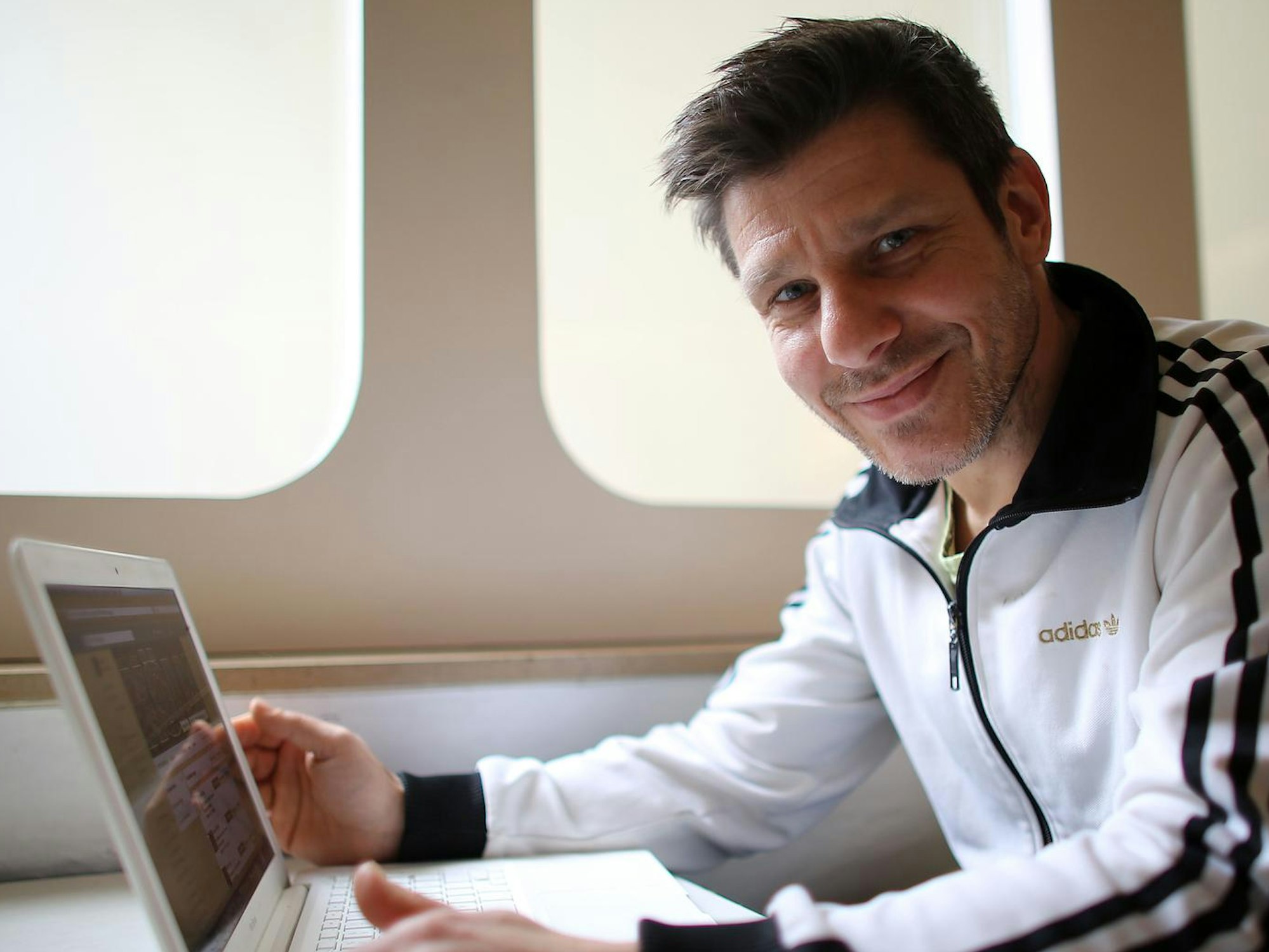 „Promi Big Brother“-Sprecher Philipp Daub sitzt vor einem Laptop.