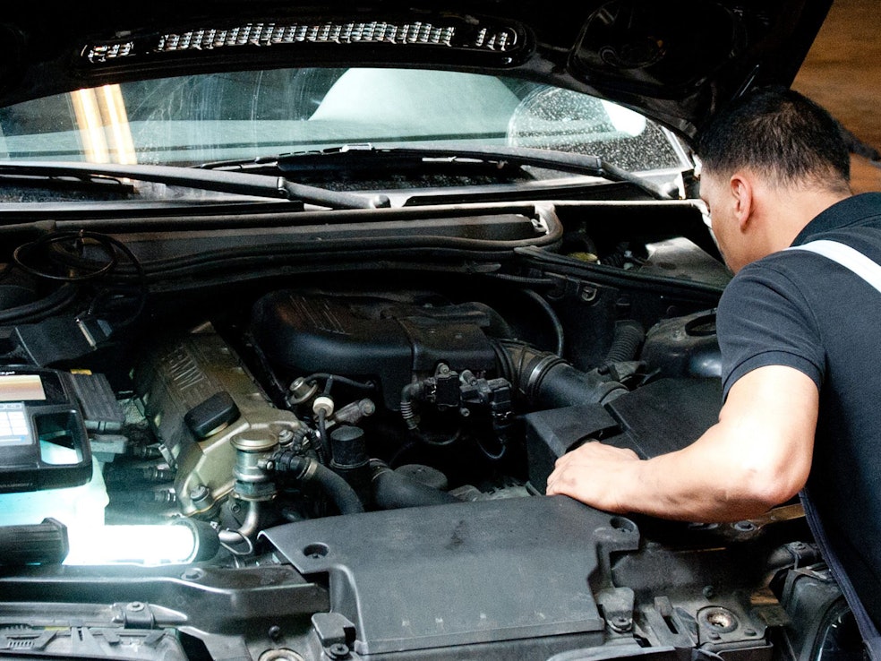 Reparatur im Motorraum