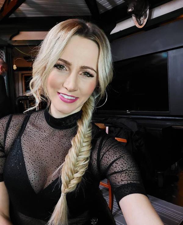 Melissa_naschenweng_Selfie