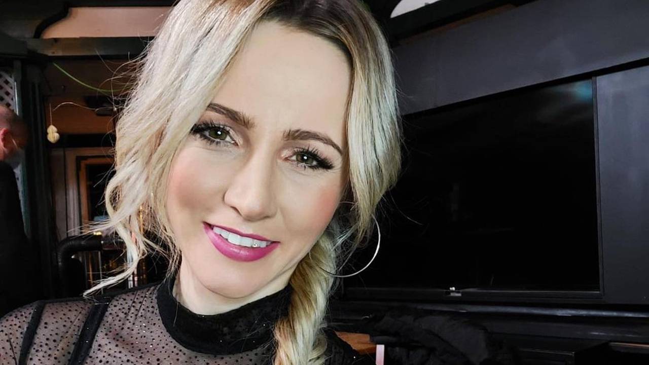 Melissa_naschenweng_Selfie