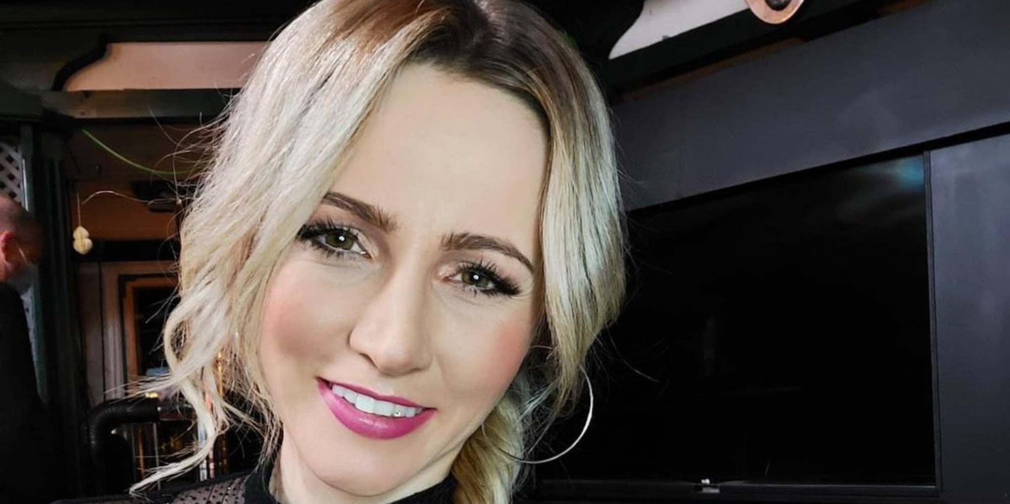 Melissa_naschenweng_Selfie