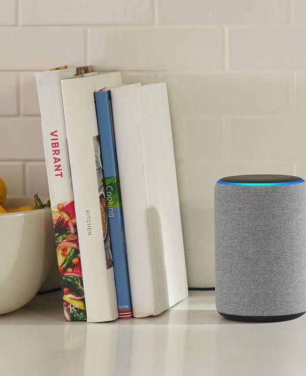 Ein Echo-Plus-Smartspeaker von Amazon.