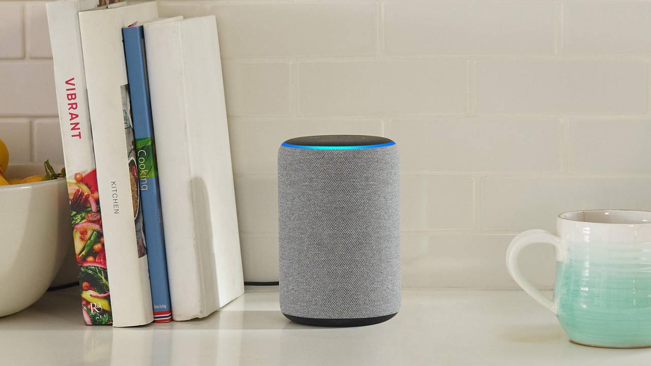Ein Echo-Plus-Smartspeaker von Amazon.