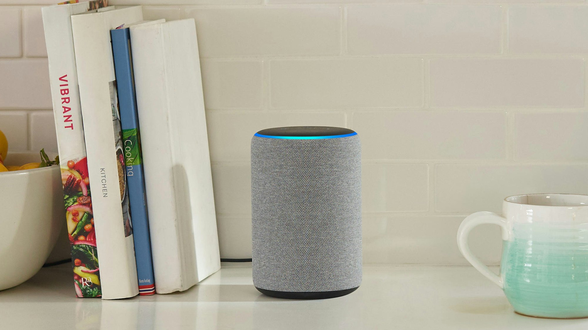 Ein Echo-Plus-Smartspeaker von Amazon.