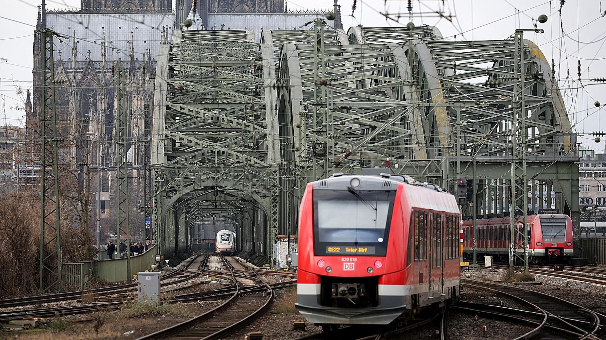 Züge fahren in den Kölner Hauptbahnhof ein.