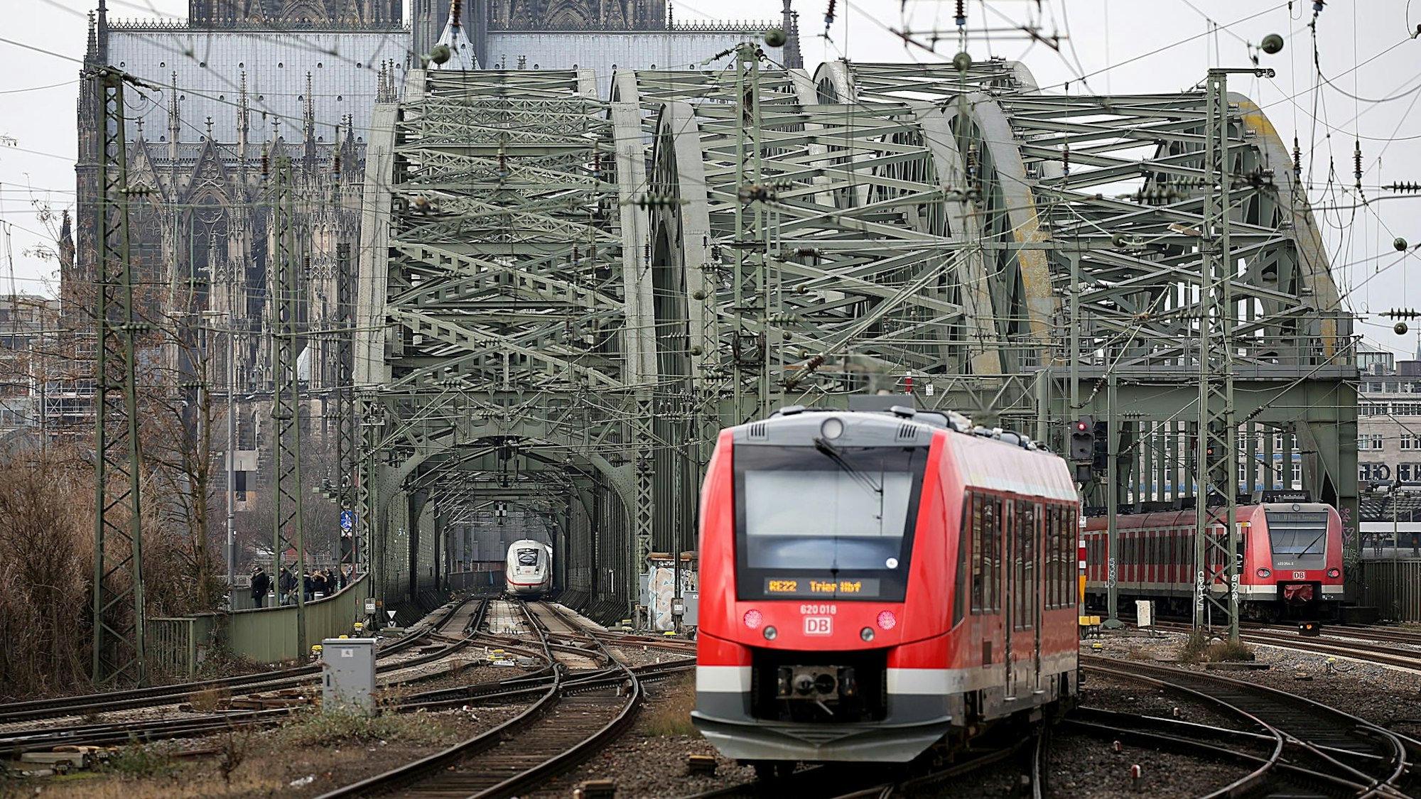 Züge fahren in den Kölner Hauptbahnhof ein.