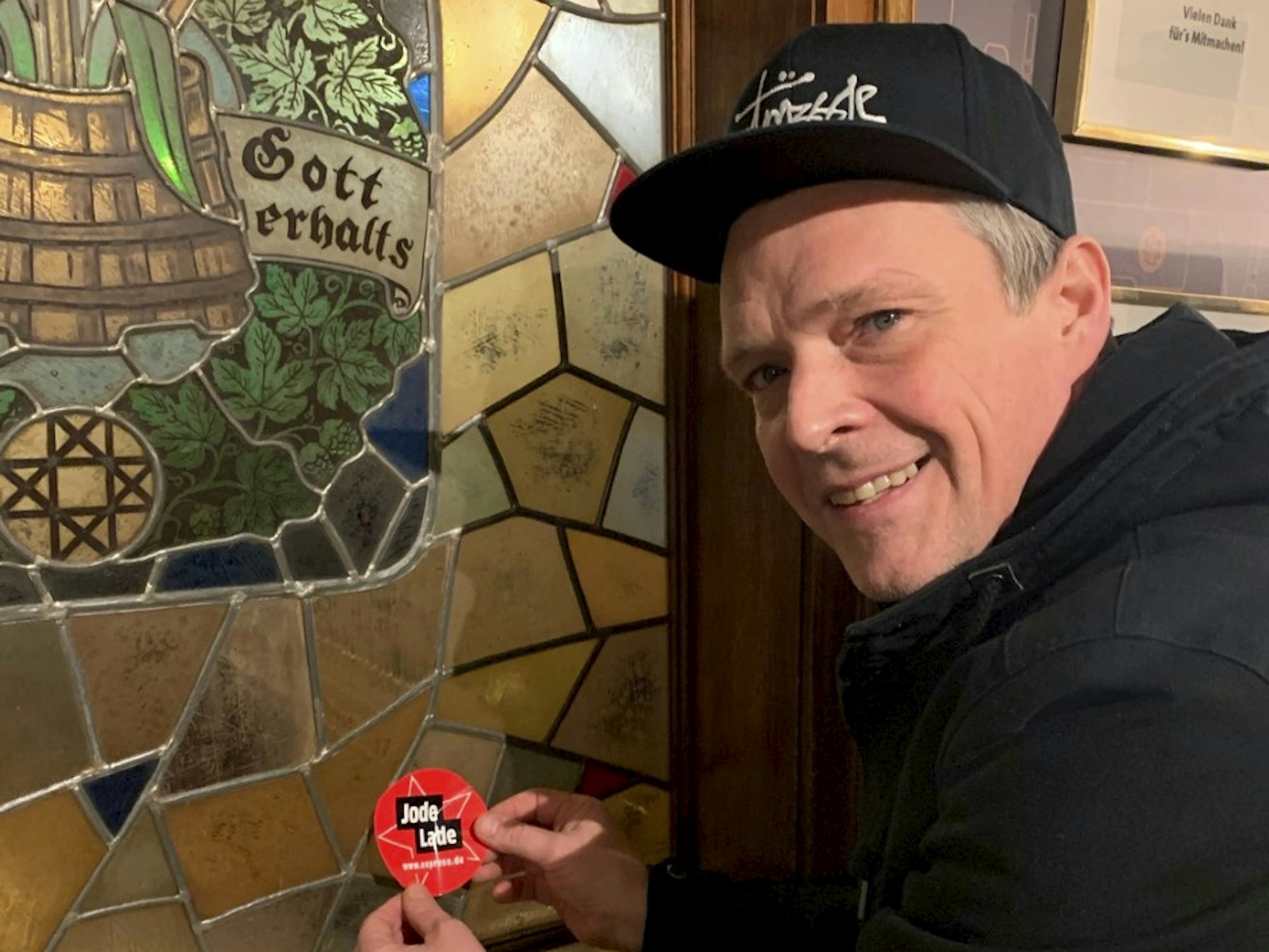 Simon Stahl mit dem Jode Lade Aufkleber des EXPRESS