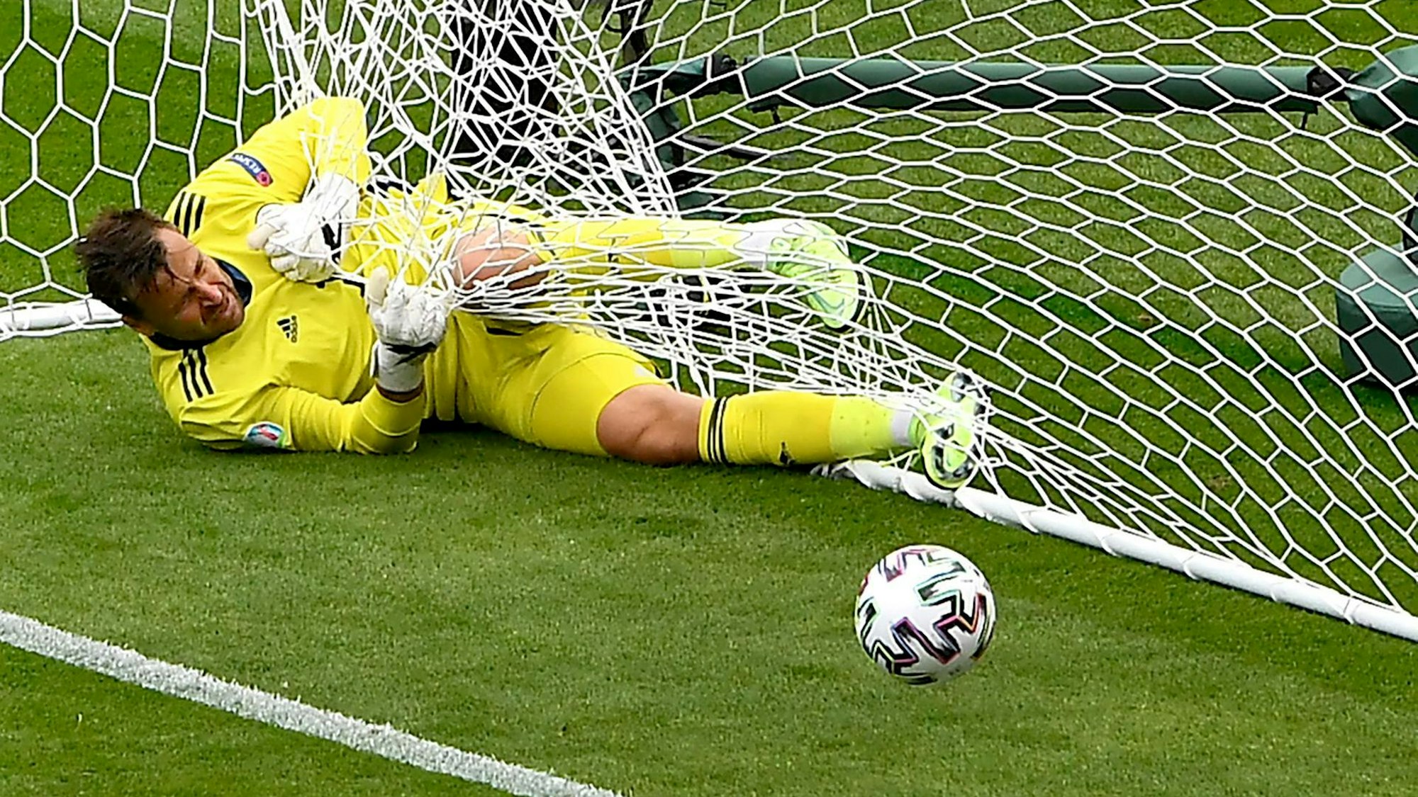 David Marshall bei Sensationstor von Patrik Schick ohne Chance.