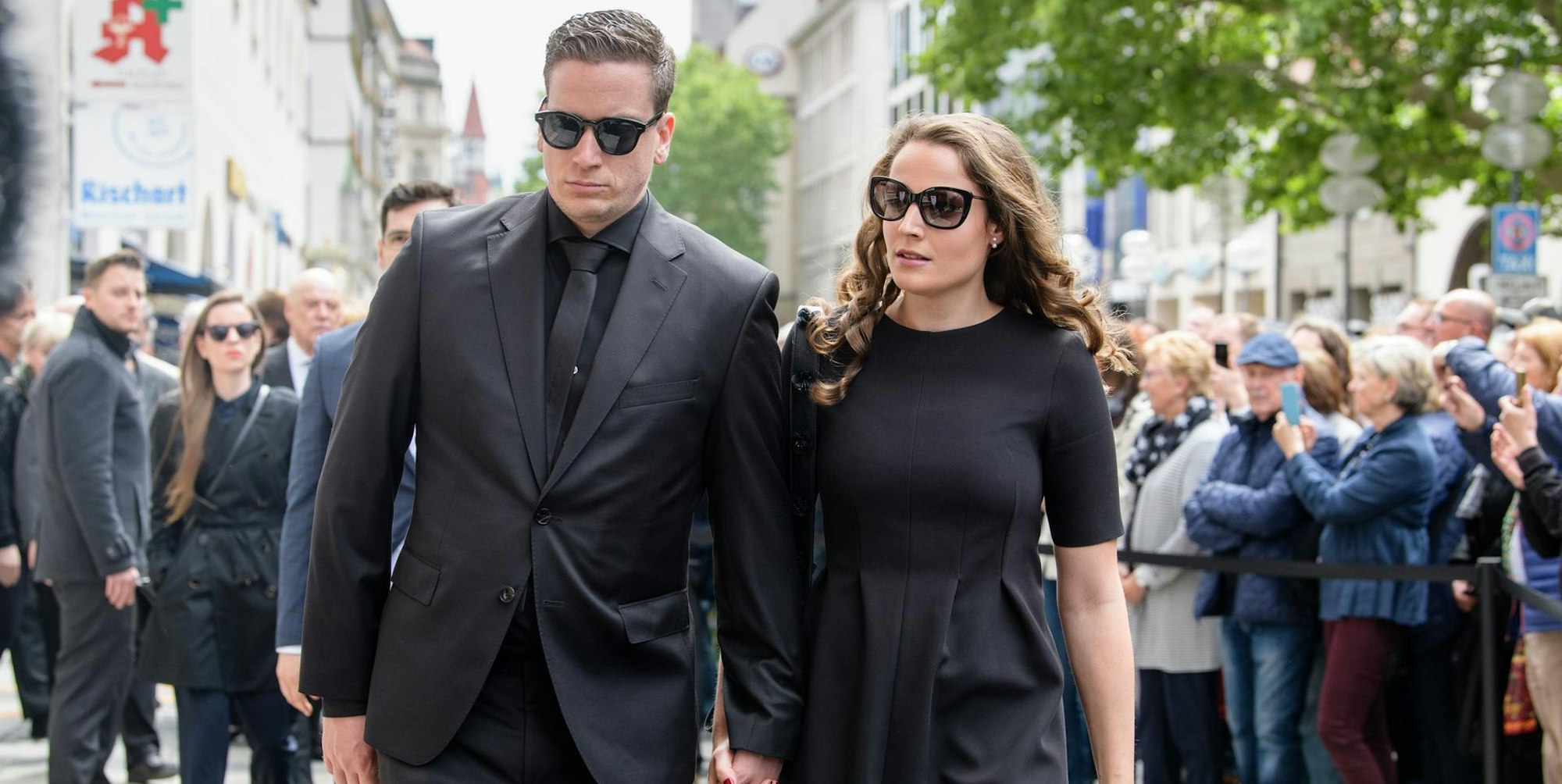 Dominik Elstner, der Sohn von Hannelore Elsner, und seine Freundin Michele Werner kommen zur öffentlichen Trauerfeier für Hannelore Elsner in der Kirche St. Michael