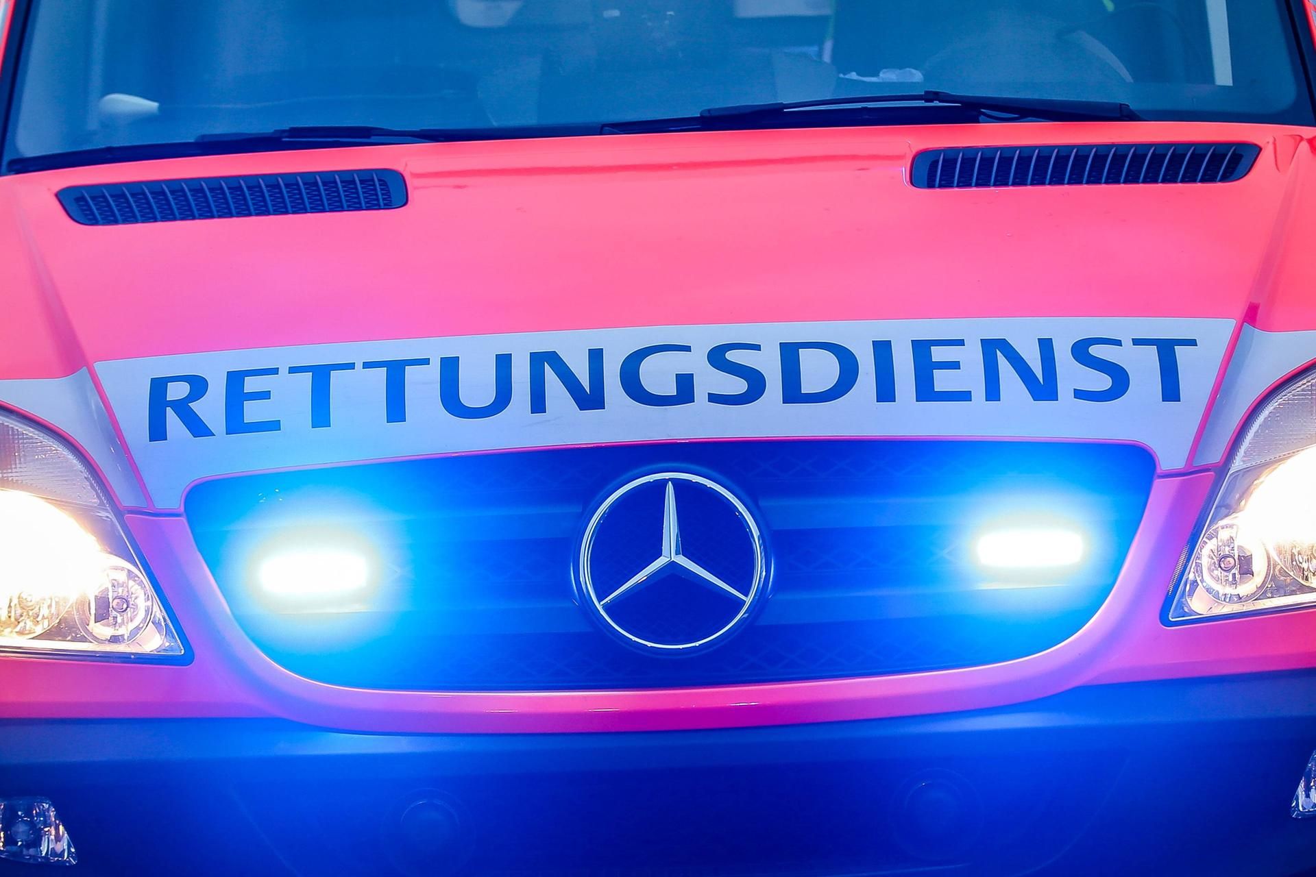 Einsatz wegen Eskalation in Köln: Vor einer Shisha-Bar wurde ein Mann lebensgefährlich verletzt. Zu sehen ist ein undatiertes Symbolfoto eines Krankenwagens in Köln.