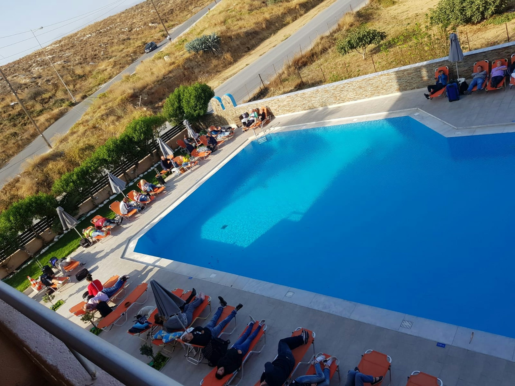 Reisende am Pool