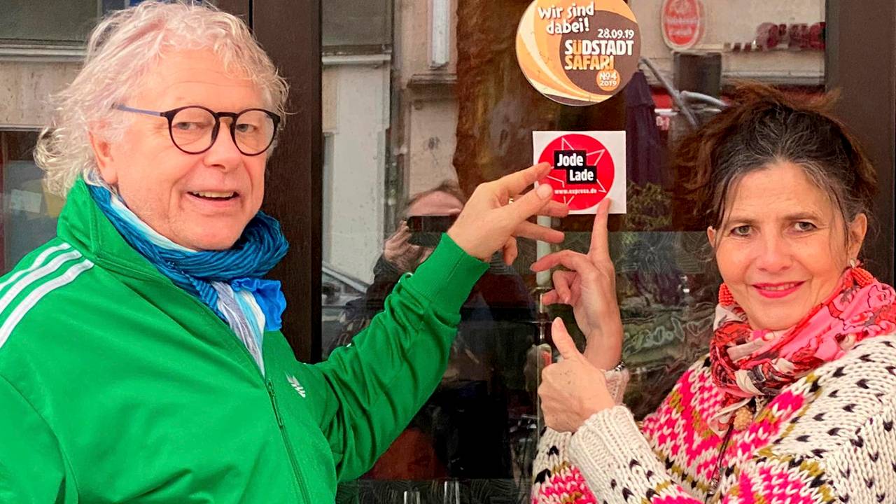 Tom Volkenrath und Gudrun Goerke zeigen das Jode-Lade-Siegel