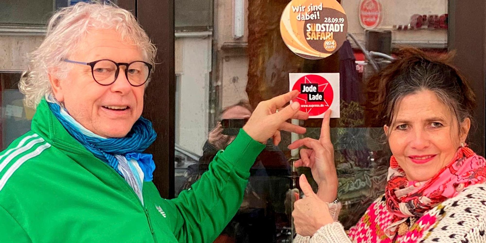 Tom Volkenrath und Gudrun Goerke zeigen das Jode-Lade-Siegel
