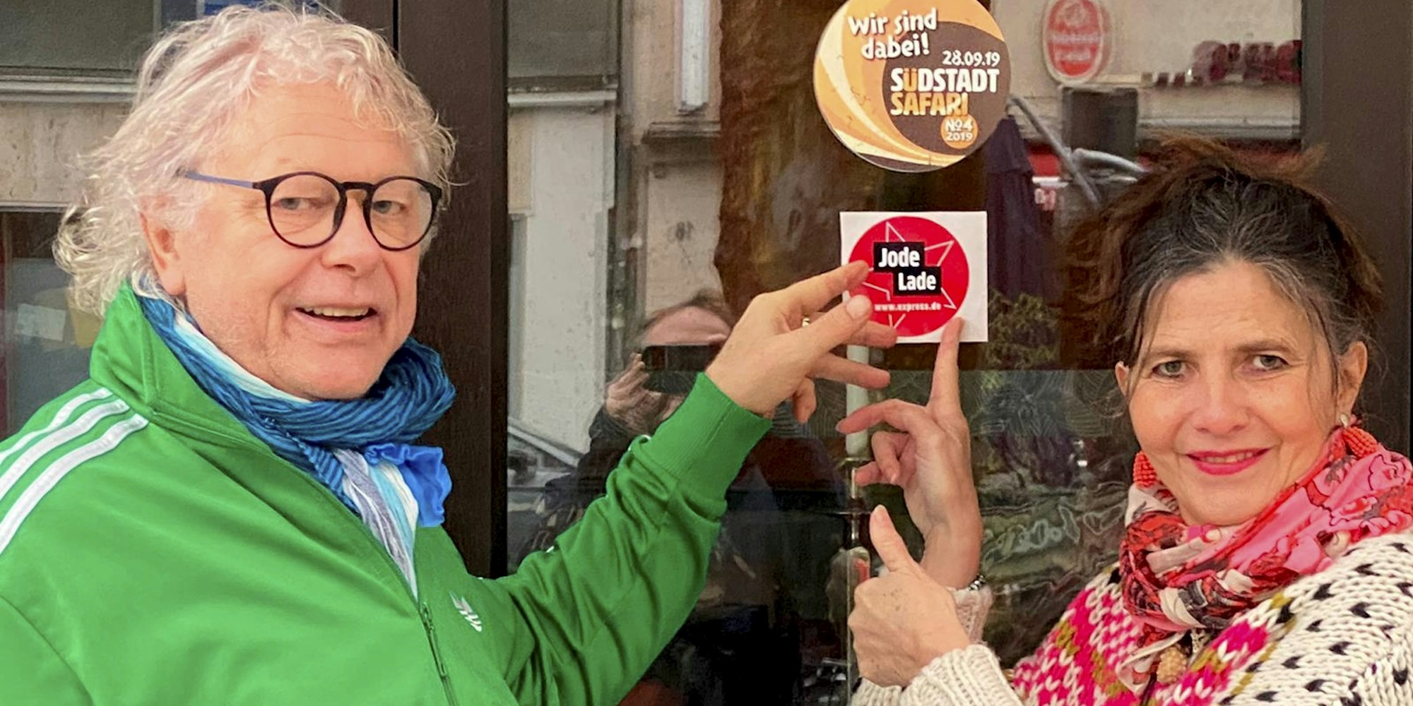 Tom Volkenrath und Gudrun Goerke zeigen das Jode-Lade-Siegel